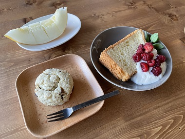 今日のティータイム（シフォンケーキとおとうふスコーン）