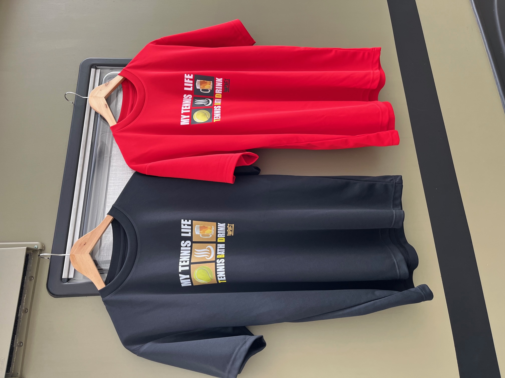 人気のマイテニスライフＴシャツの　第二弾　です