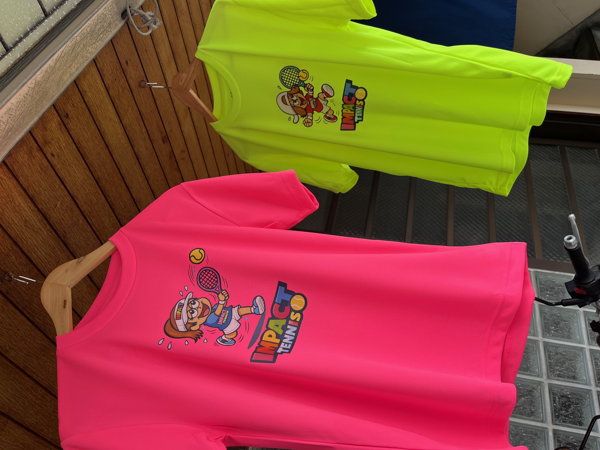 カラフルな Tシャツ登場!