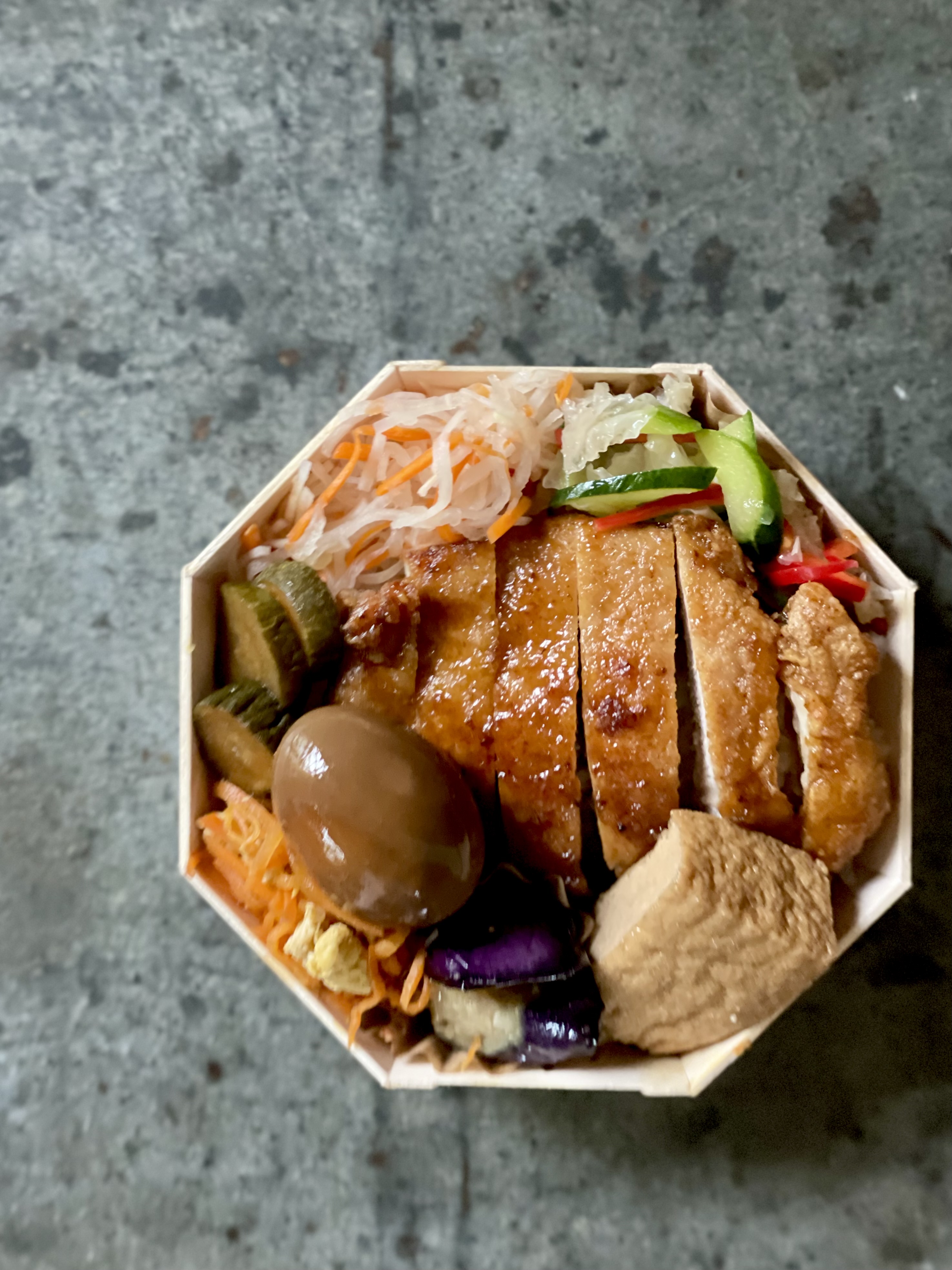 先日(9/9㊏)のバルヤンナイク美容室前お外市は我愛🇹🇼台湾市のお弁当