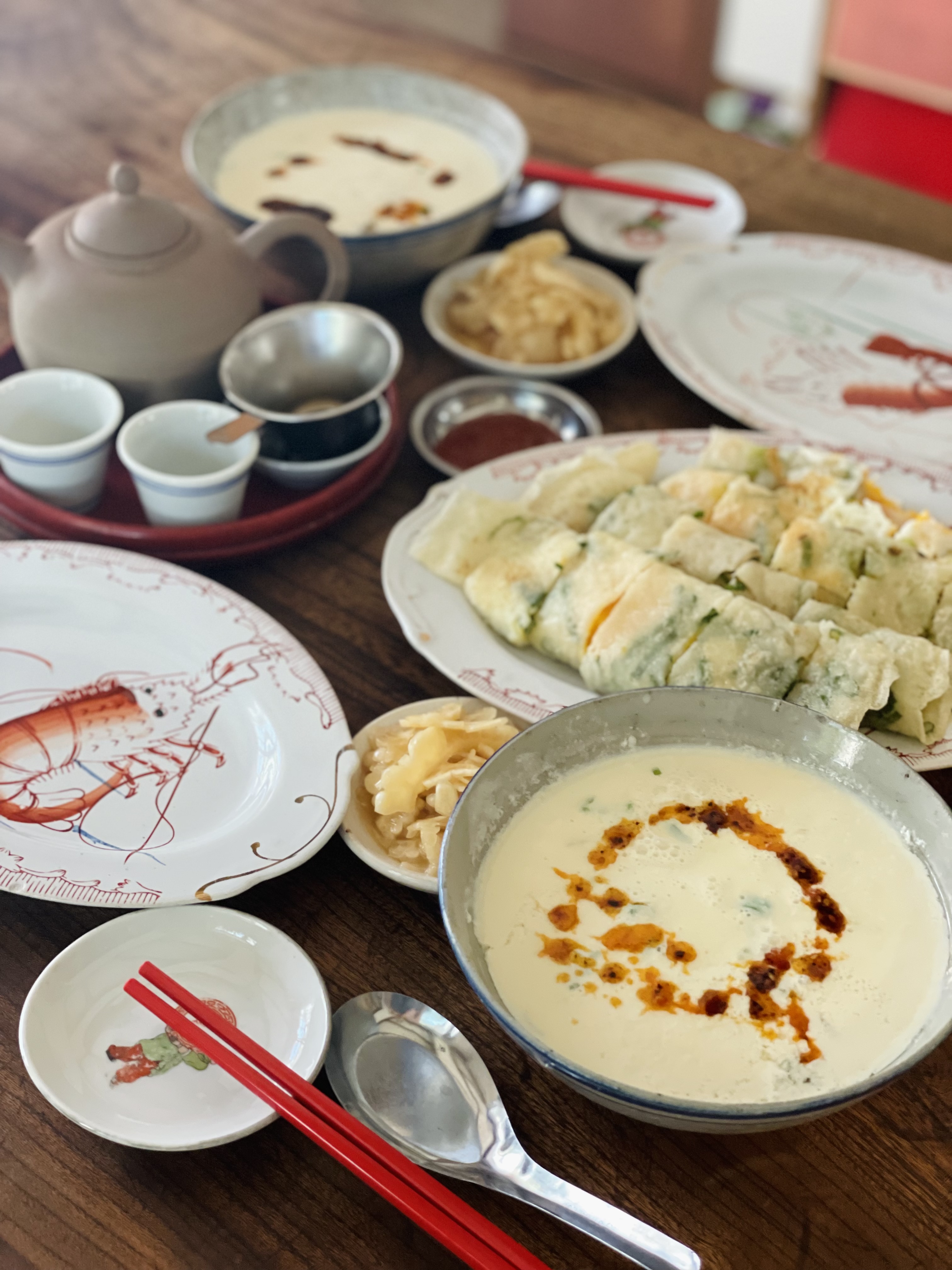 台湾の味、鹹豆漿と蛋餅とカケタリツケタリイタメタリ