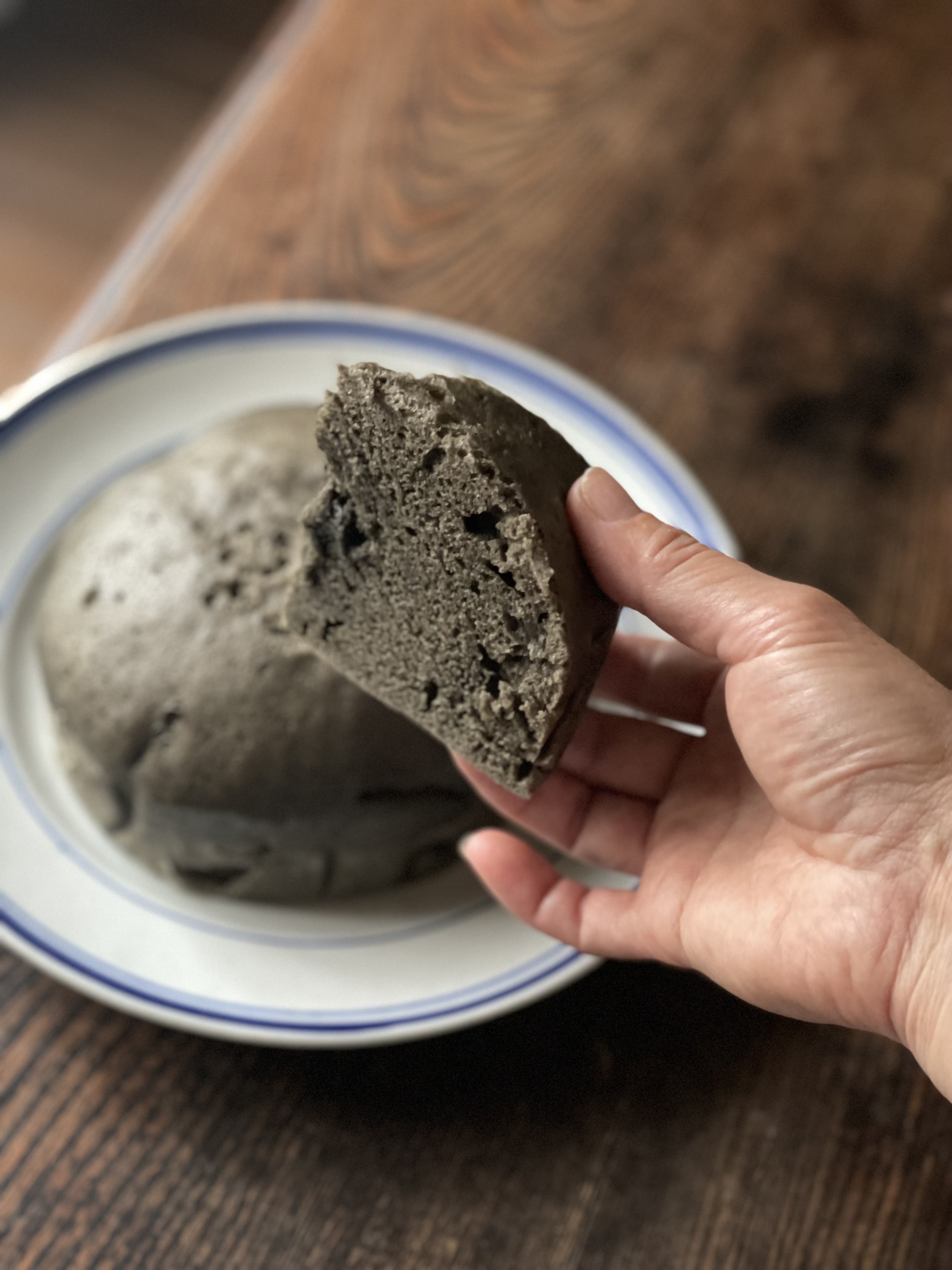 バ⃝ 黒馬拉糕(黒胡麻中華蒸しパン)