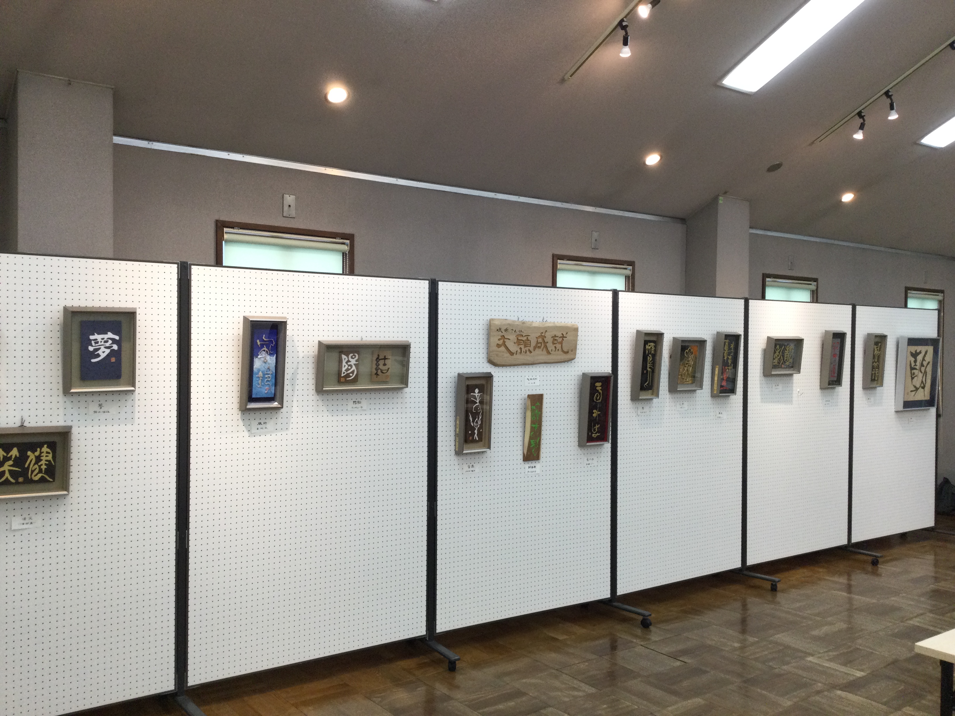 2階ギャラリー展示会にて 《 坂下・若松・喜多方 刻字教室 合同作品展 》が開催いたします😆