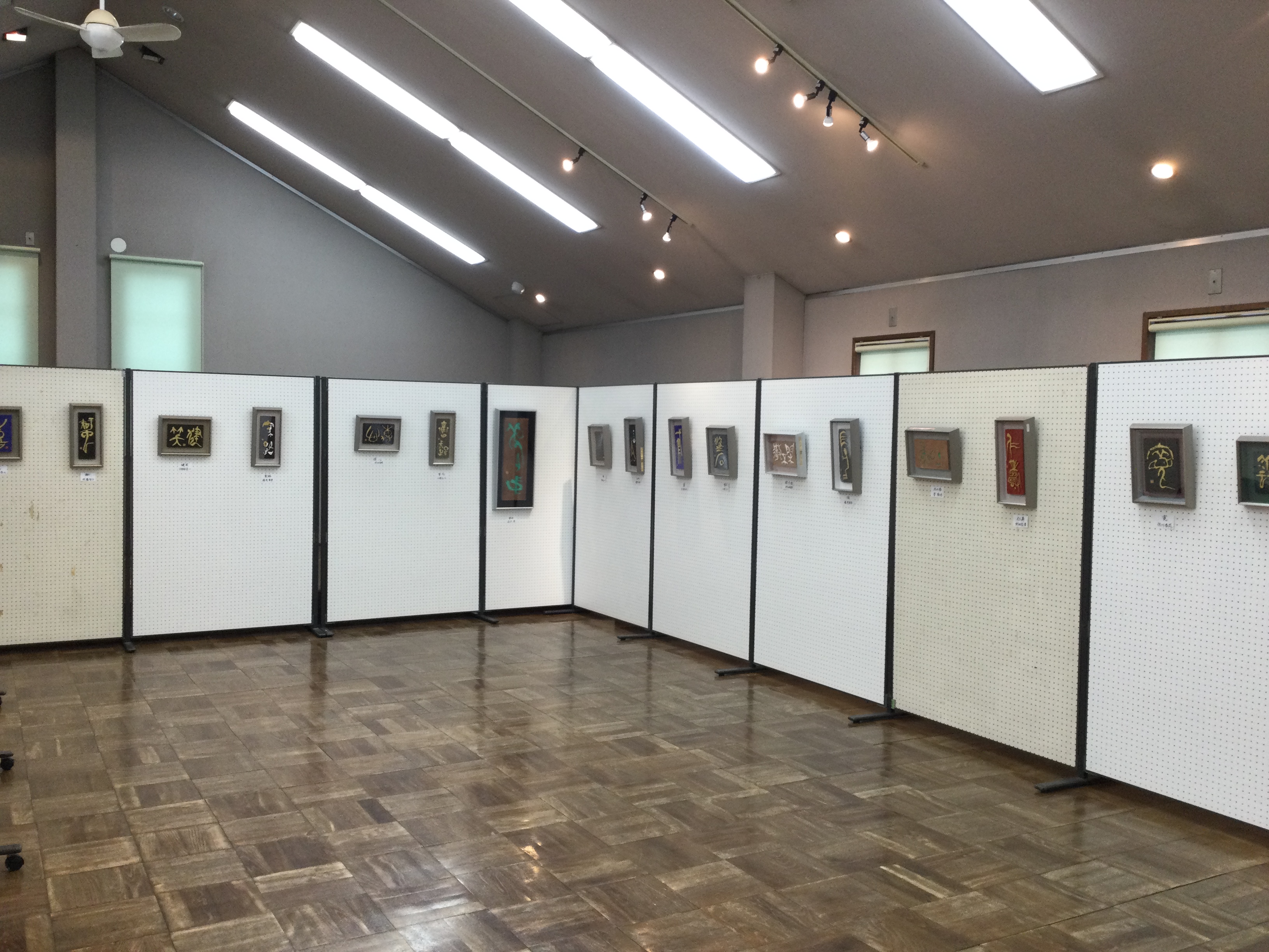 2階ギャラリー展示会にて 《 坂下・若松・喜多方 刻字教室 合同作品展 》が開催中です😆