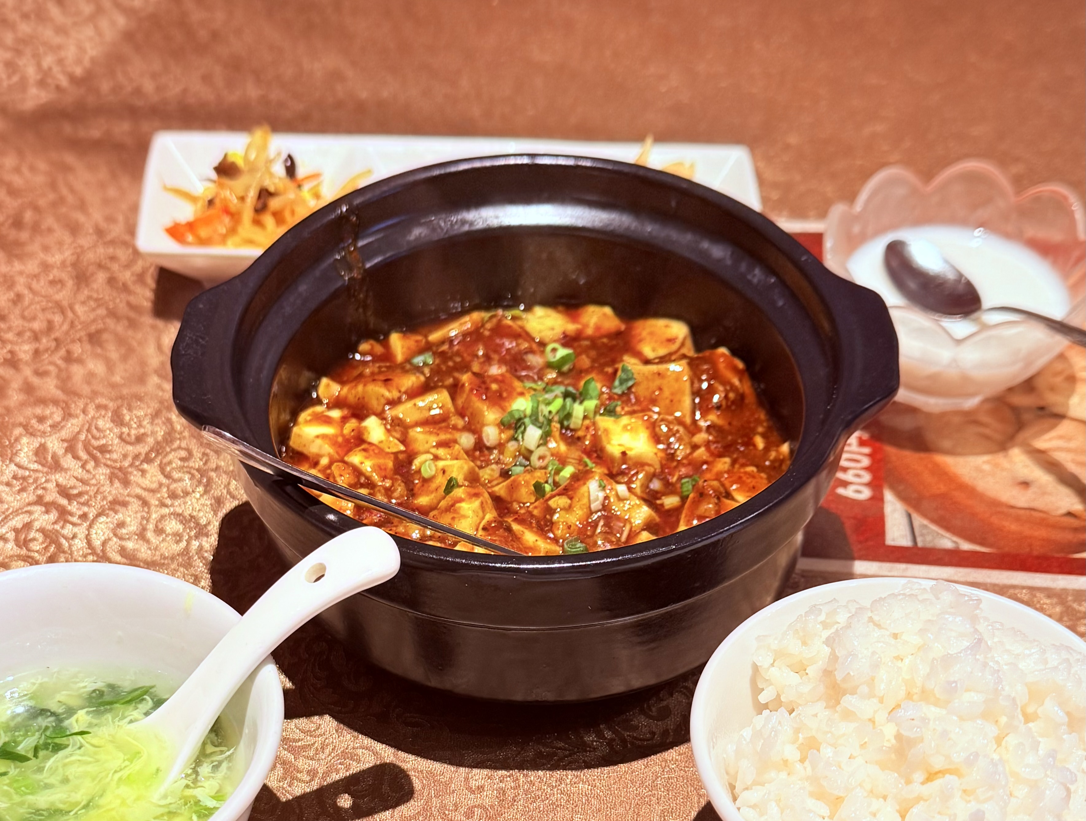 **「中華街の宏福楼で本格ランチ！ 麻婆豆腐定食と香ばし羊串で味わう極上中華」**