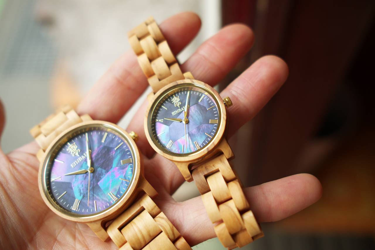 新作日本製ウッドウォッチは【天然貝マザーオブパール】のネイビブルーの美しい輝き