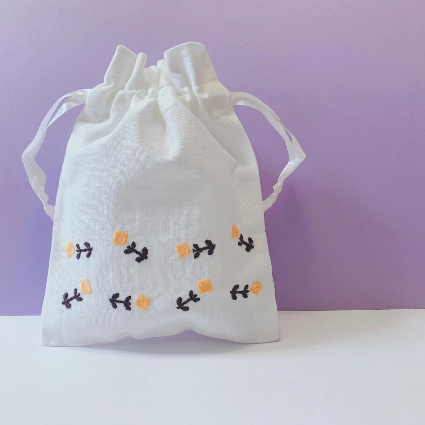 ノスタルジックな刺繍入り巾着