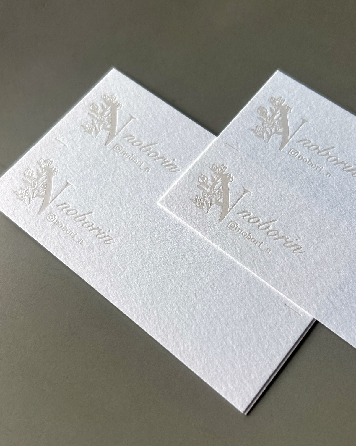 主張し過ぎない高級感【パール箔押しの台紙】