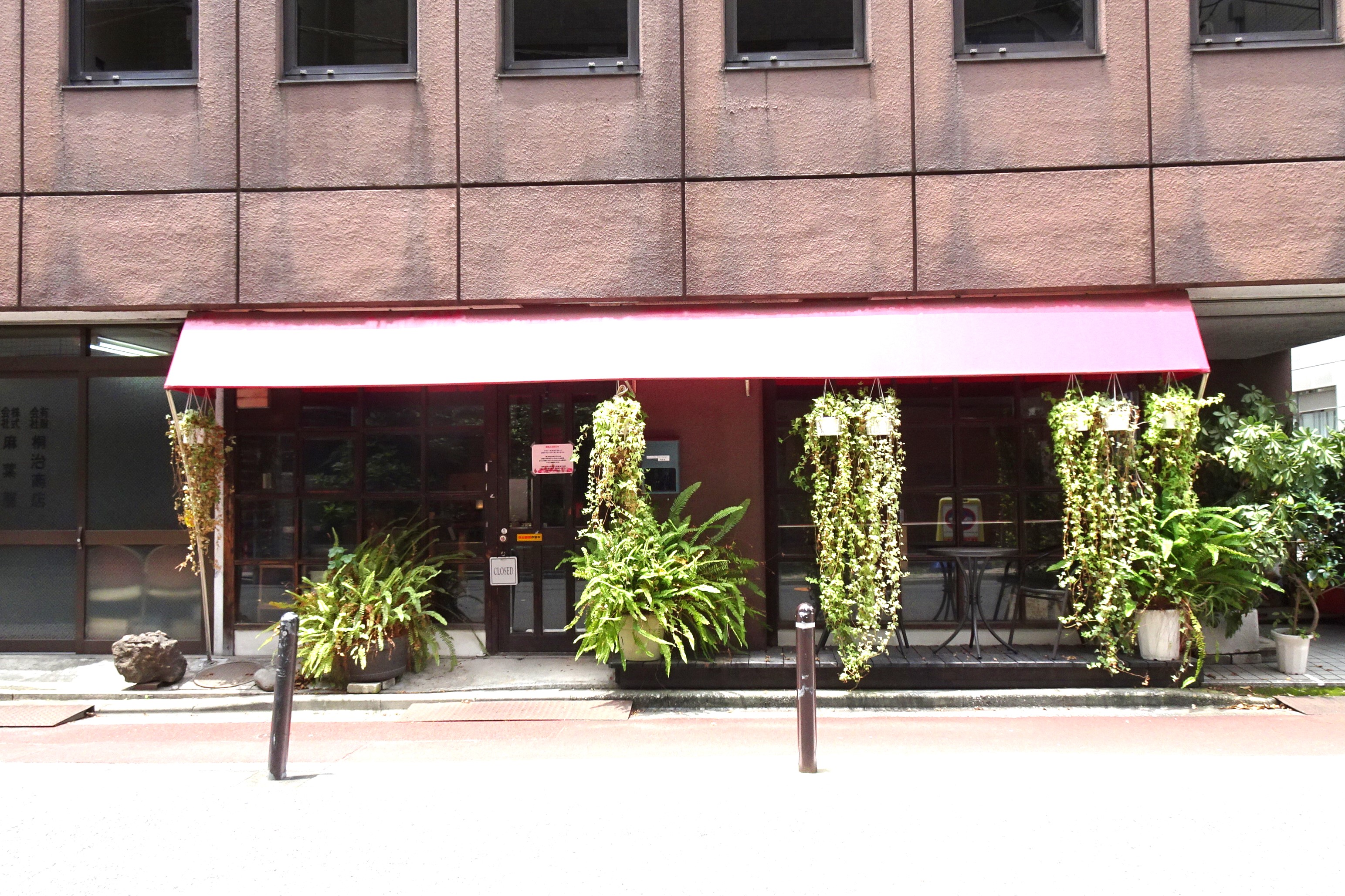 神田の喫茶店「クリハラスポーツ用品店 喫茶部」さんの家具や食器などを販売いたします