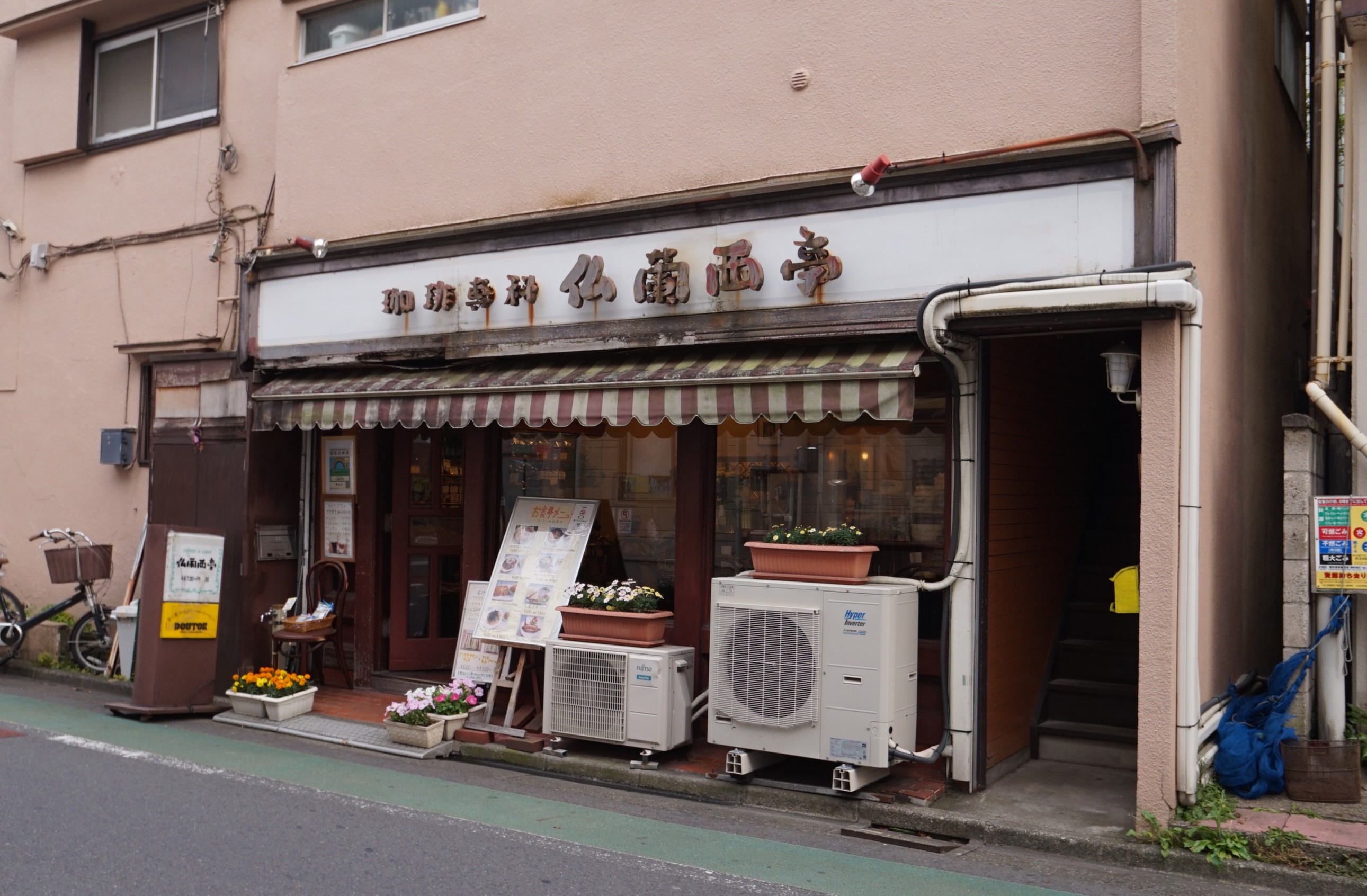 大田区千鳥町の喫茶店 仏蘭西亭の家具や食器などを販売いたします。