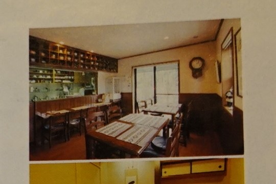 埼玉・伊奈町のギャラリー喫茶しらとりさんのテーブルと椅子を販売いたします。