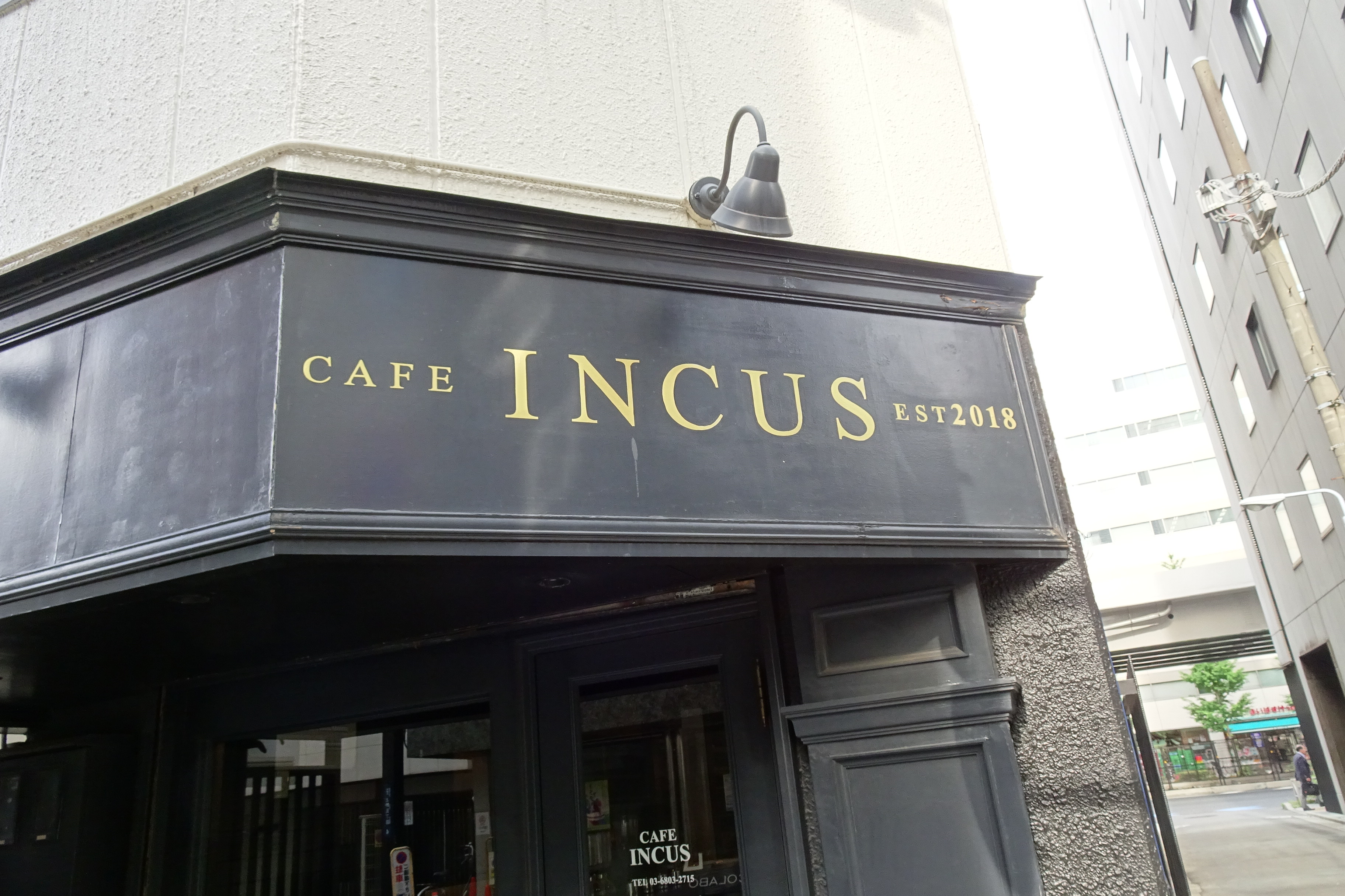 移転される「CAFE INCUS」さんの家具と食器を販売いたします。