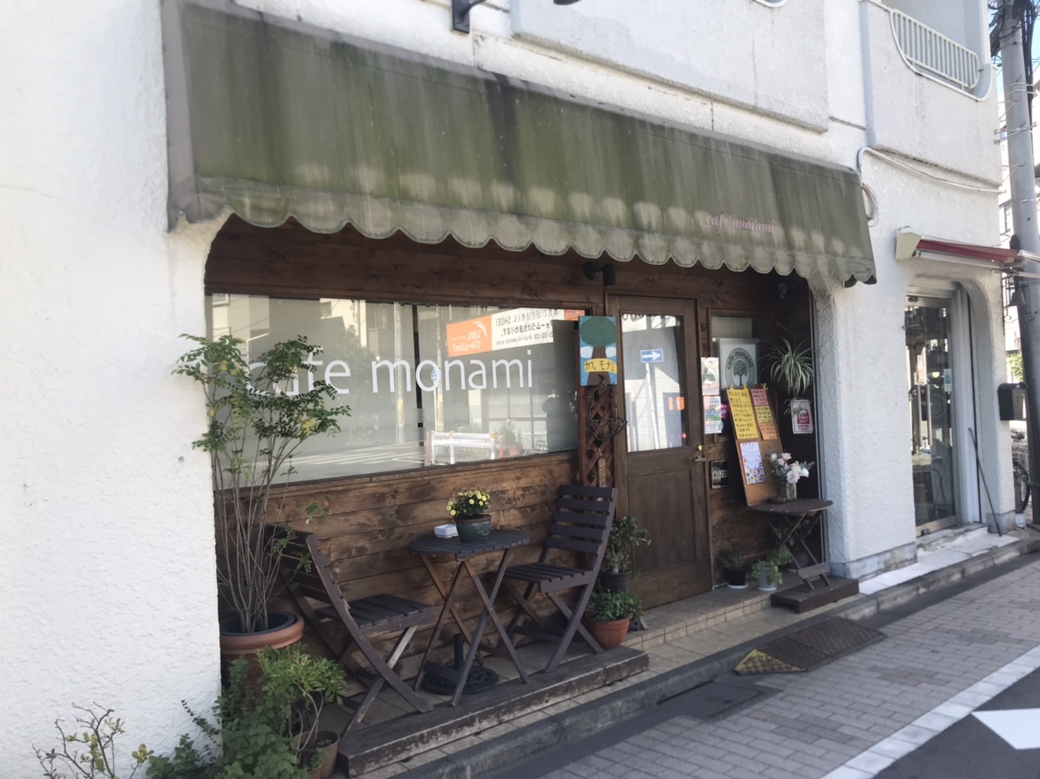 西荻窪のカフェ モナミさんの家具や食器を販売します