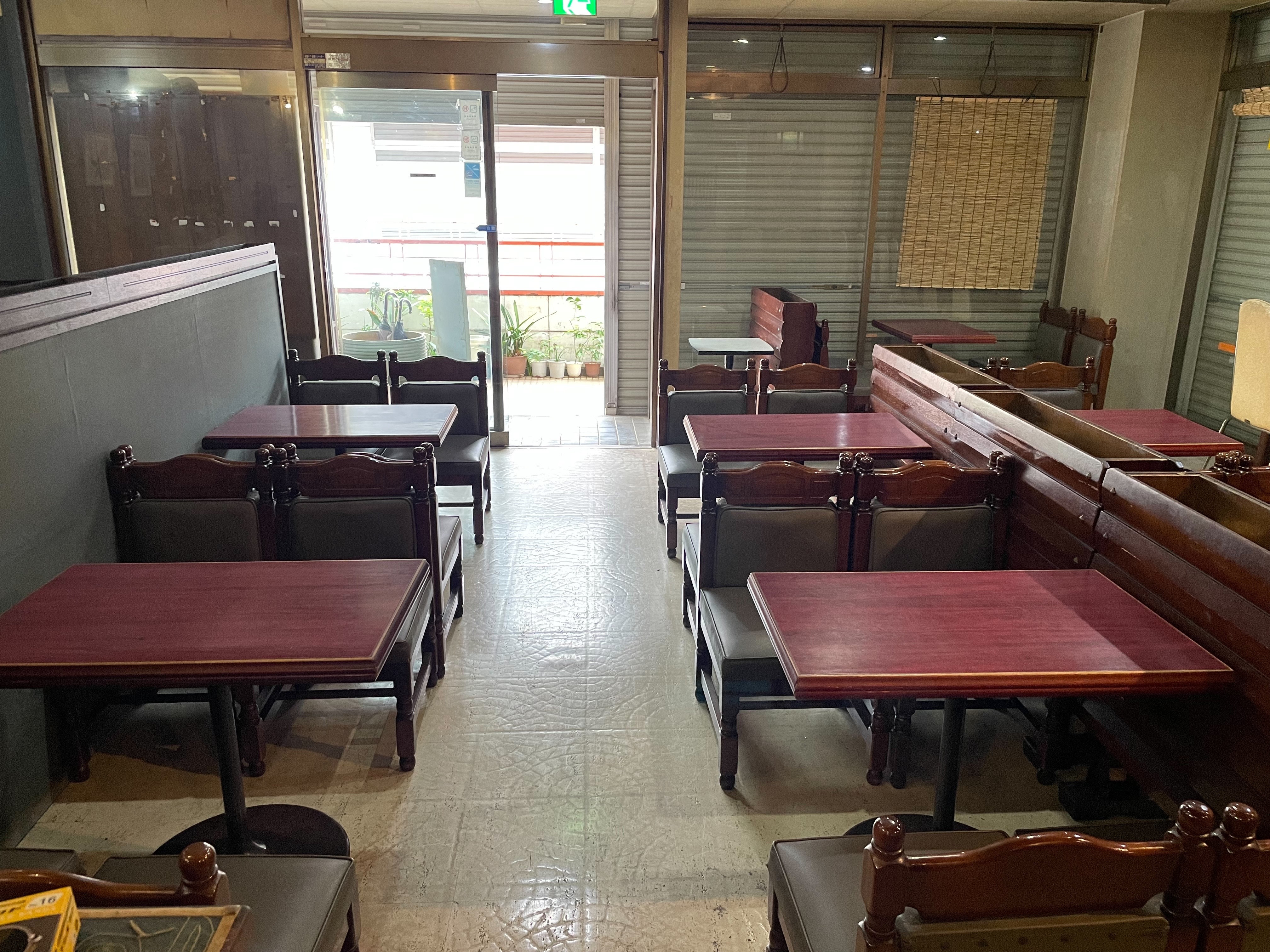 志木市・柳瀬川の「珈琲館 路」さんの家具や食器を販売いたします