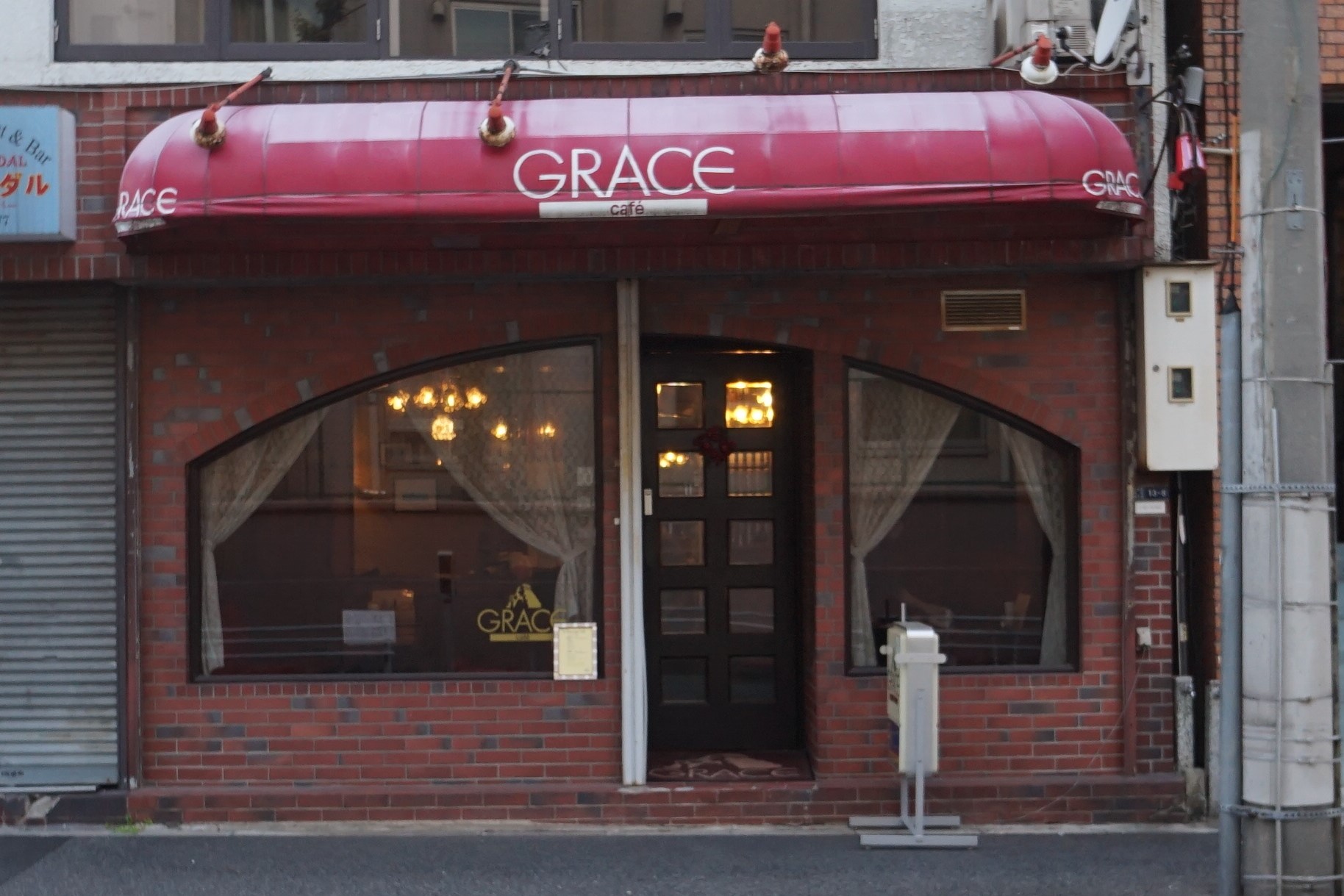 小伝馬町の喫茶店「グレース」さんの家具や食器を販売いたします