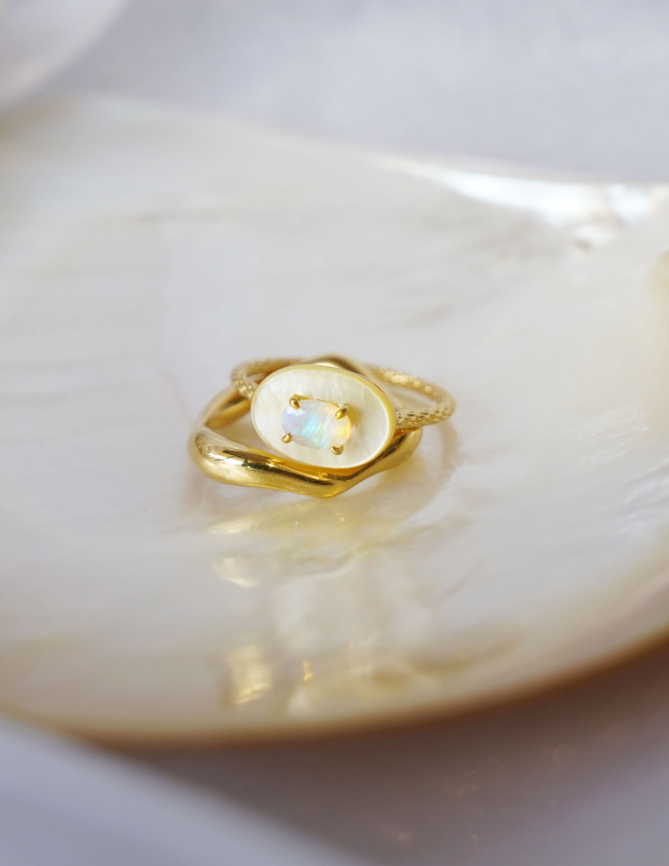 ＜issue＞Mother of Pearl Ring
