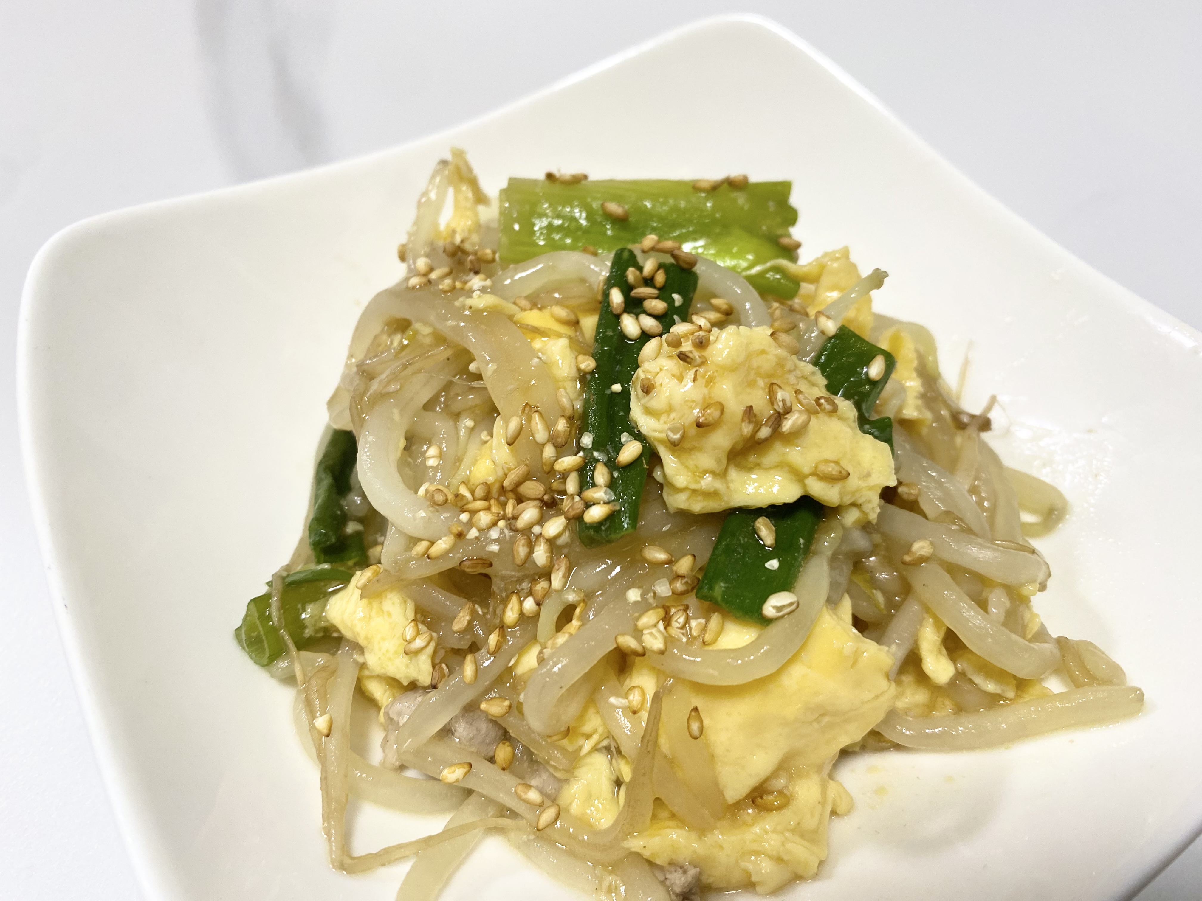 【師走の時短レシピ】晩ごはんに迷ったらこれ！卵で簡単「豚たまもやし炒め」