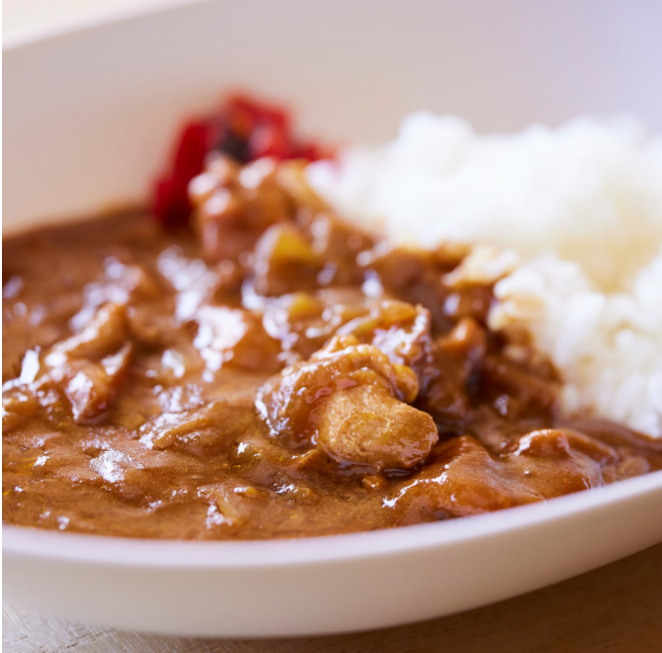 【オンライン限定】卵をのせると完成する。親鳥チキンカレーを特別価格で販売中🍛