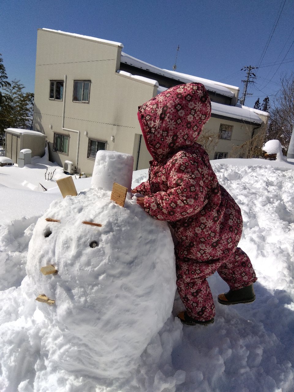 子供と雪遊び♪　雪だるまが倒れたから乗り物にしてみた。遊園地で100円入れたら動くやつみたい。