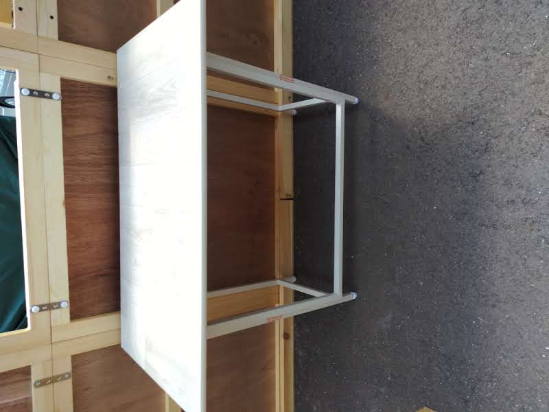 小さな作業棚が２セットご用意していたのですが、本格的な作業の為しっかりとしたテーブルを用意しました。