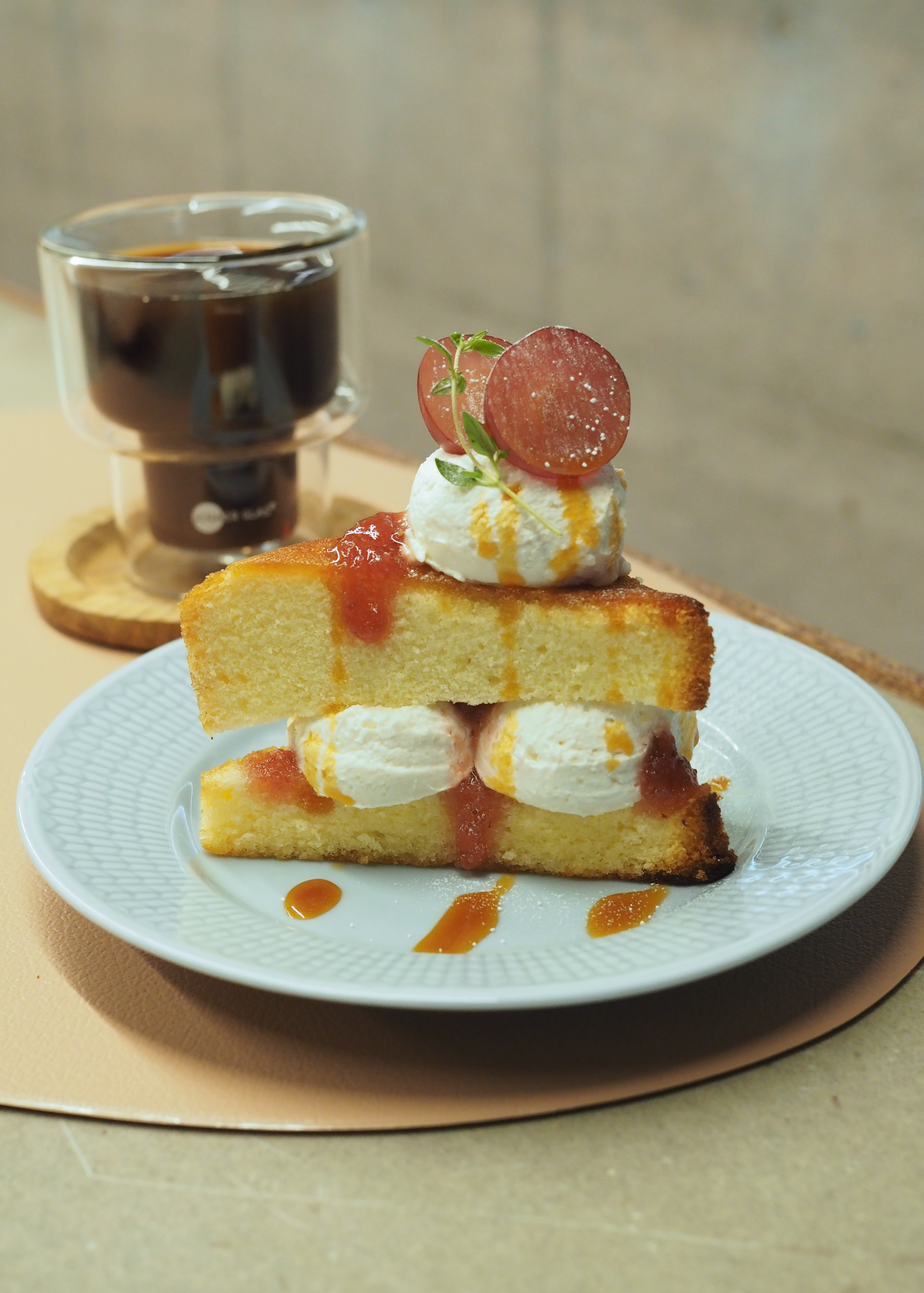 お店で楽しむ　新作ケーキ・ジャムサンドショートケーキ