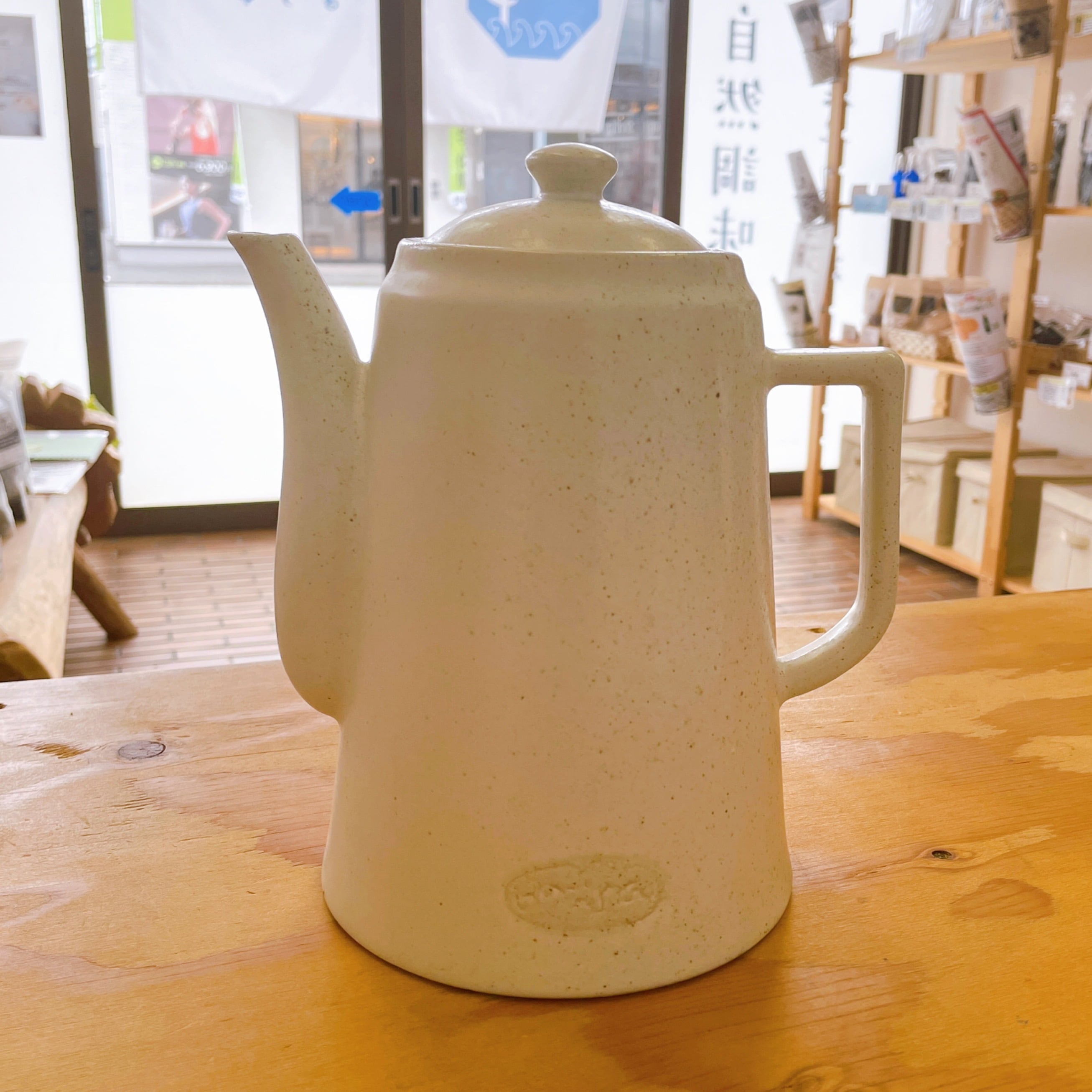 毎日の水がまろやかに。やさしい陶器ポット「きららポット」のある暮らし