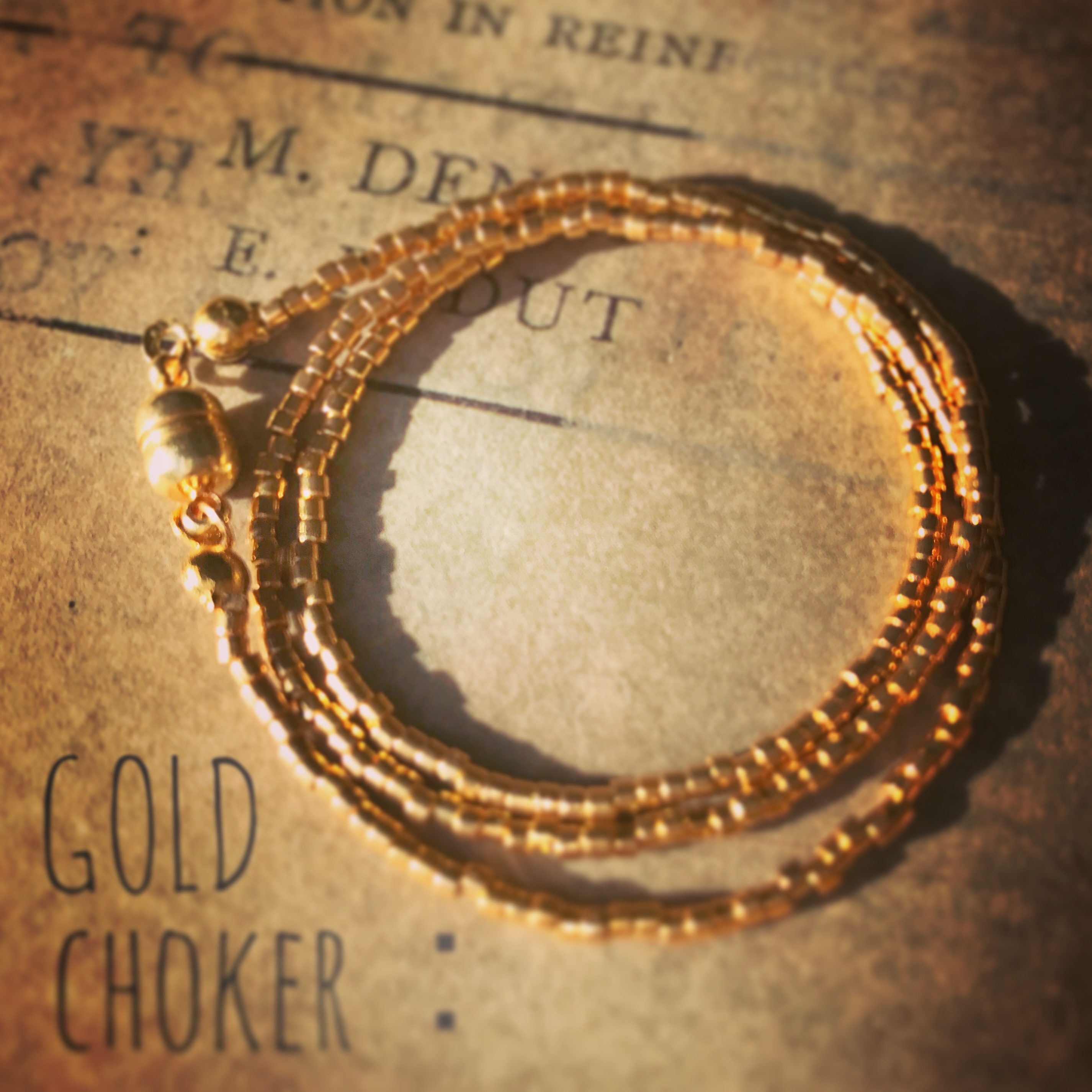 gold choker：