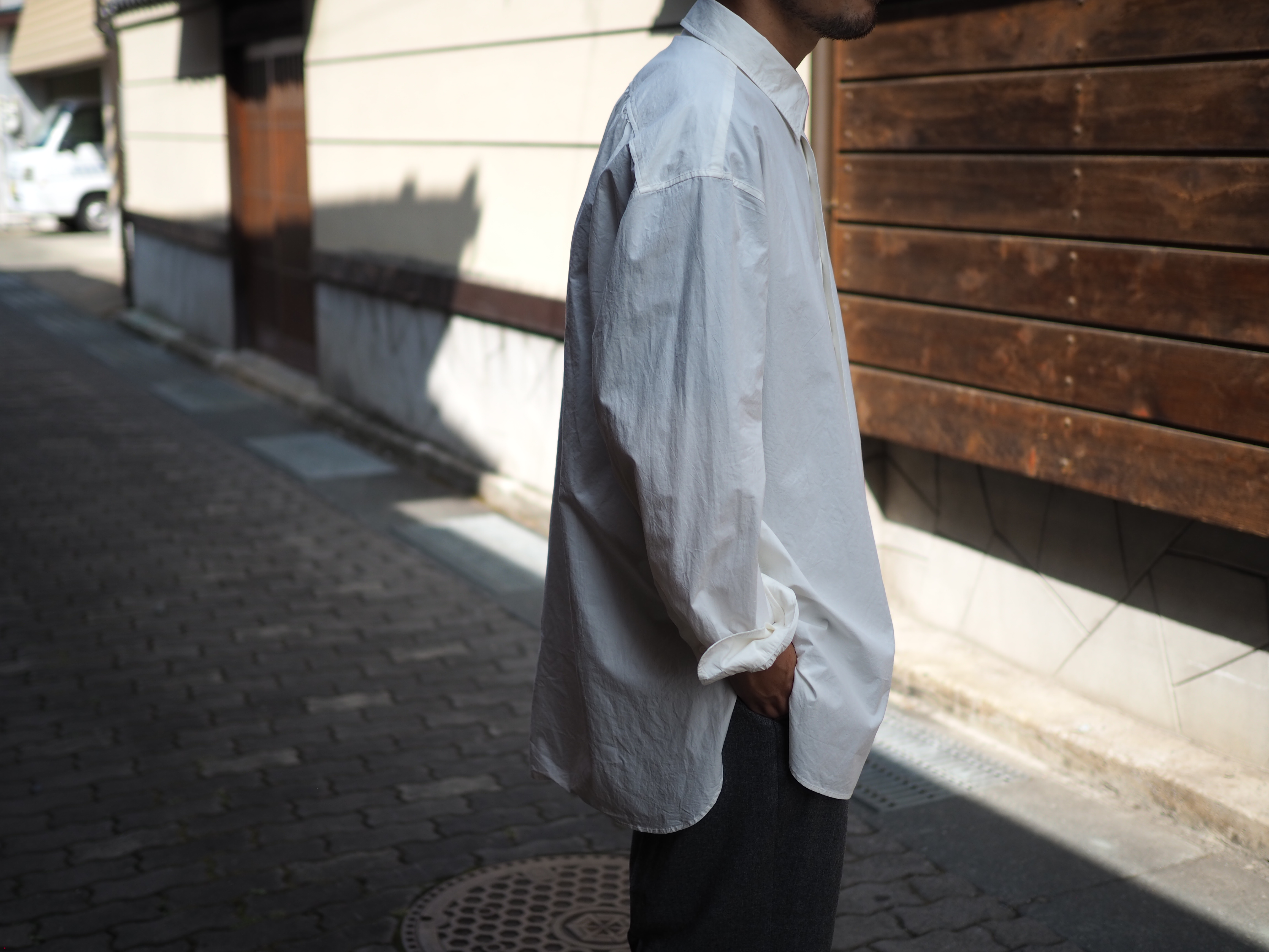 YOKO SAKAMOTOの白いロングシャツ