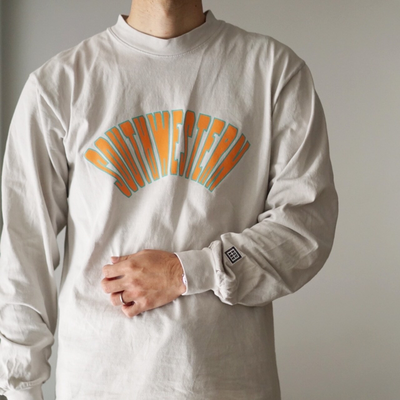 アメカジなのに、品がある。計算された配色とフォントが魅力のロンT