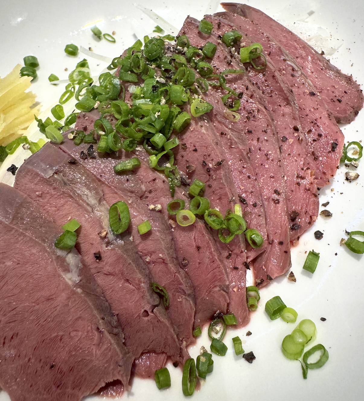 牛はつ刺し愛がとまらない！胡椒ビートで LET’S GO！