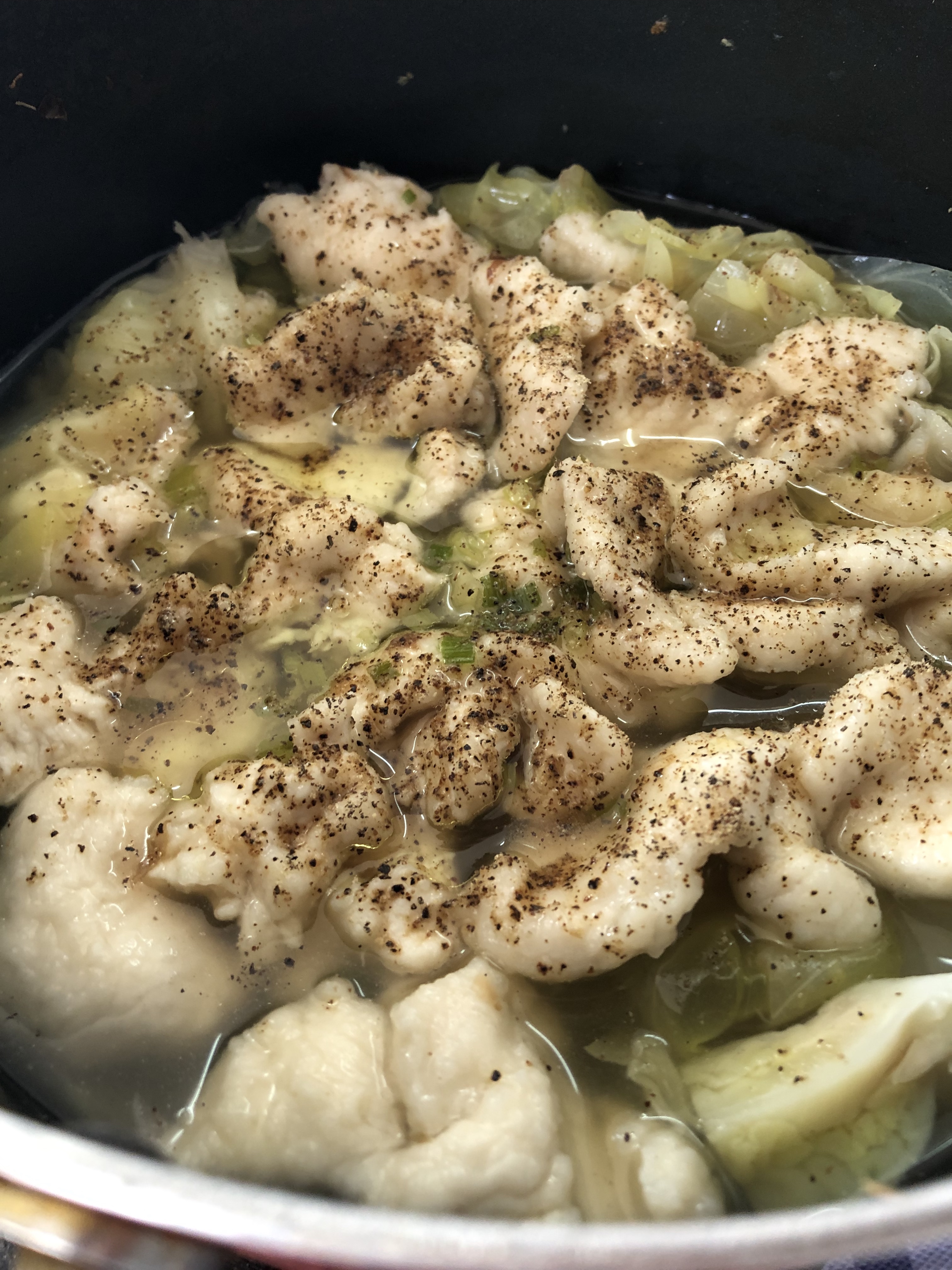 胡椒を味わう鶏胸肉とキャベツ鍋