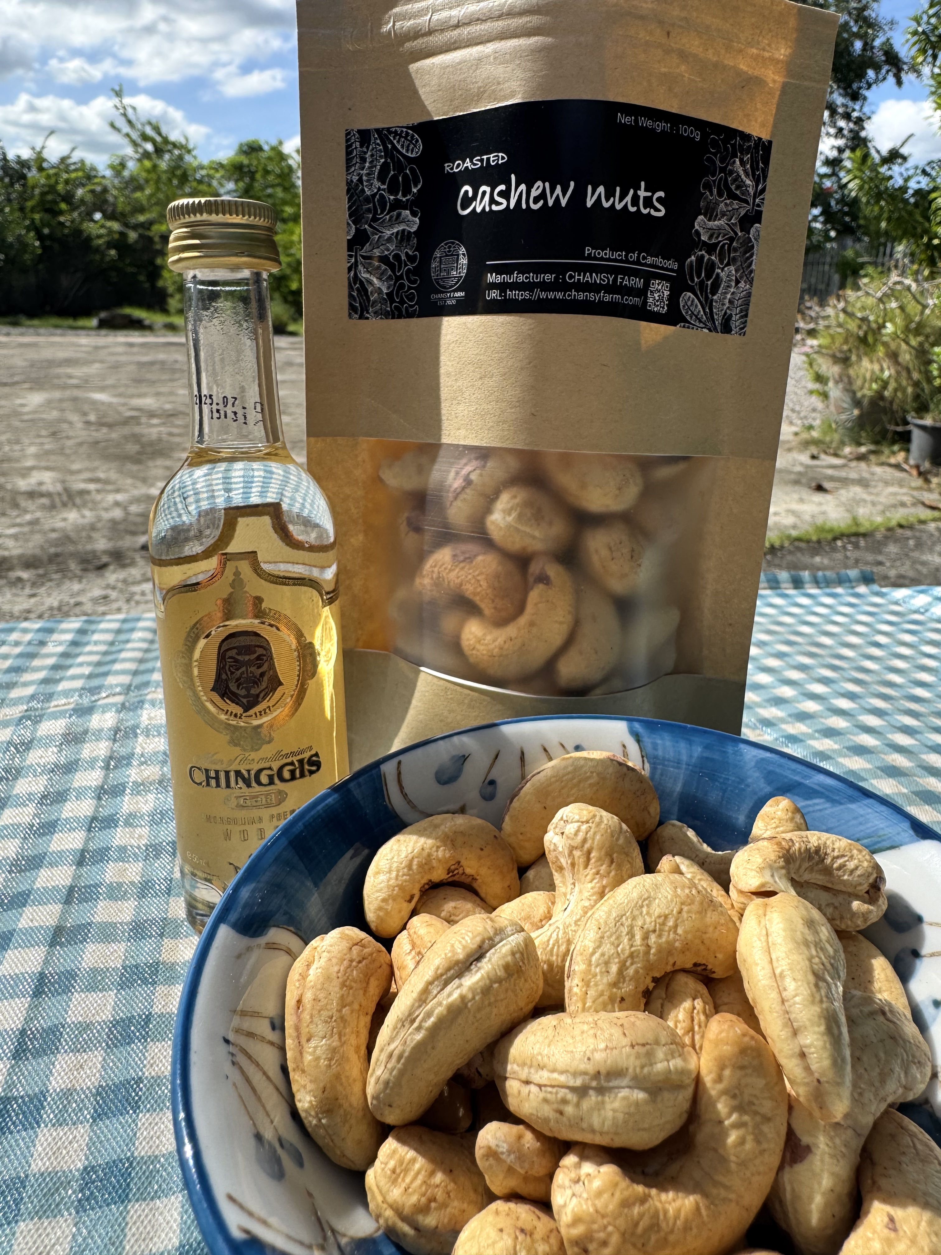 お外でチンギスハ〜〜〜ンVODKAとカシューナッツ