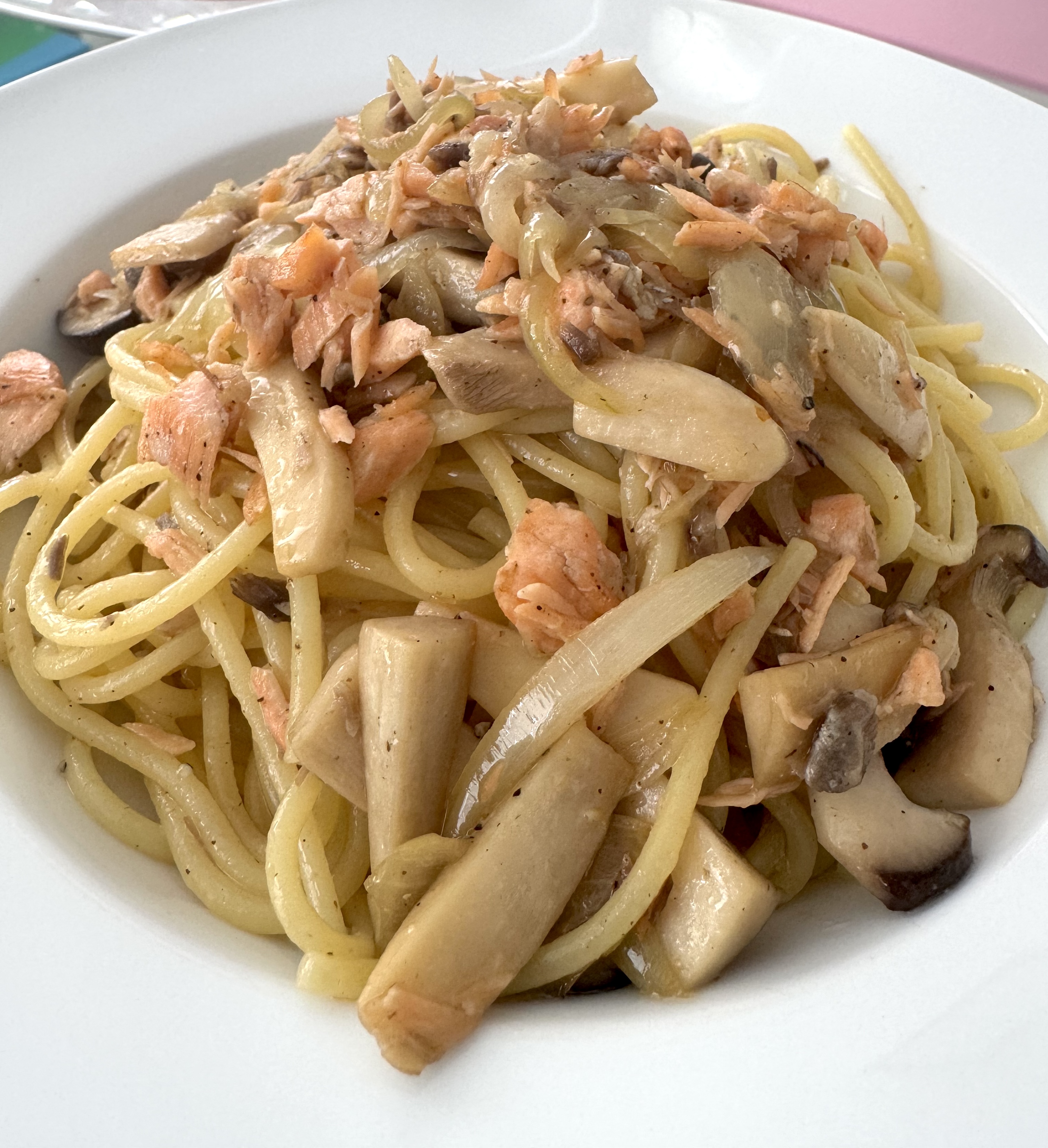 黒胡椒の刺激×玉ねぎの甘み。サーモンとエリンギの旨み溢れるパスタ