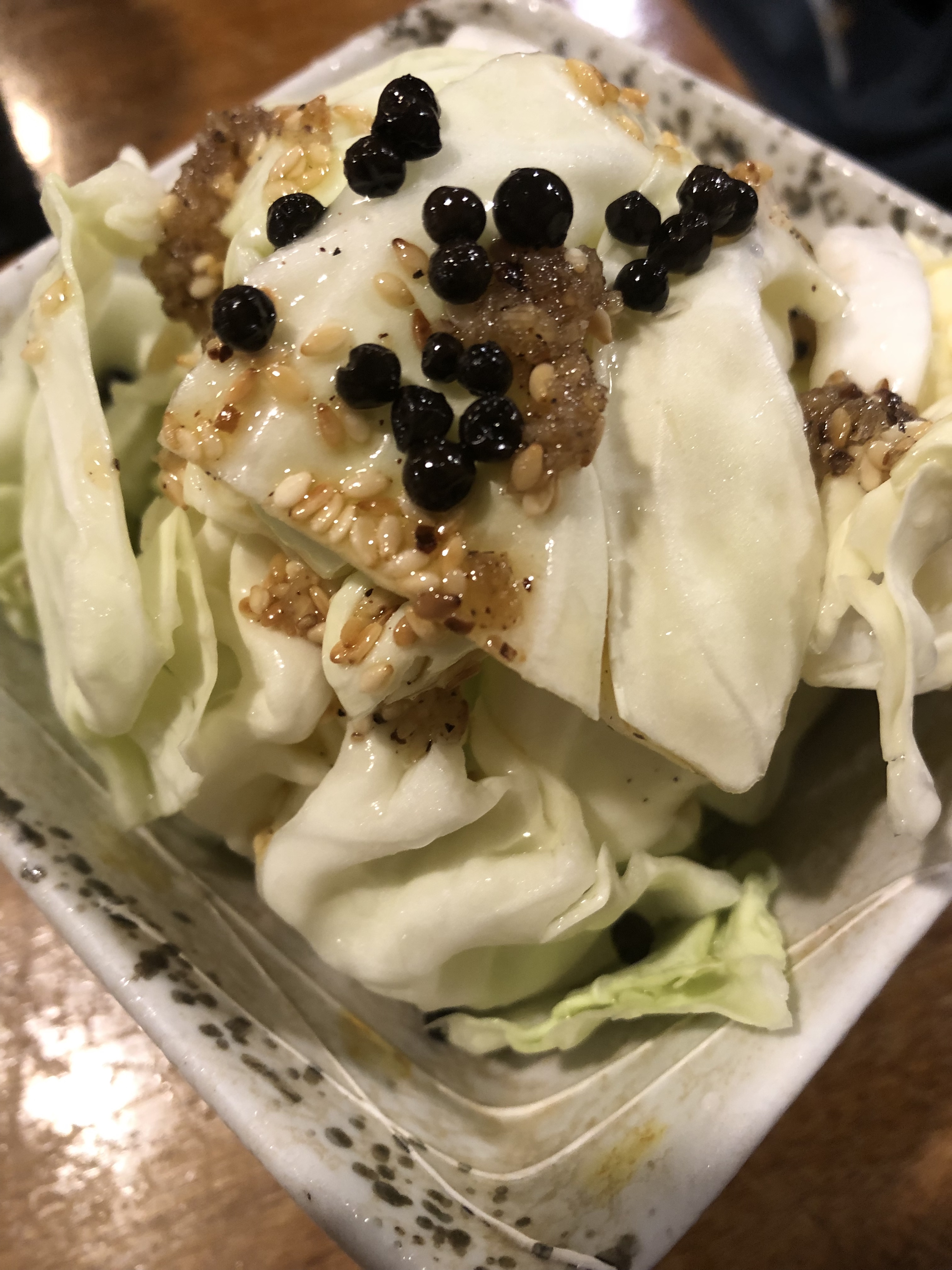 居酒屋のやみつき塩キャベツに生塩蔵ペッパーをトッピング