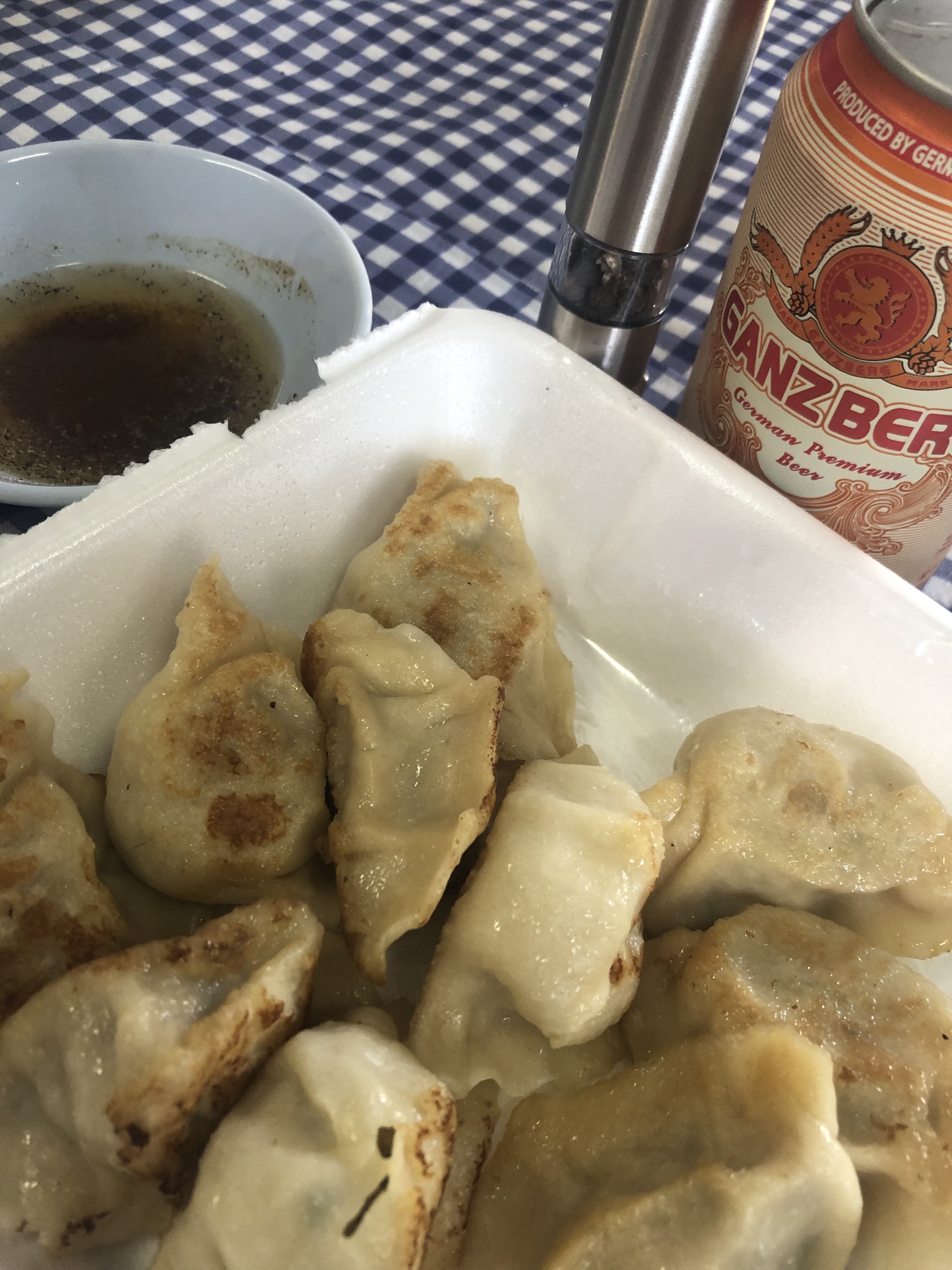 餃子を酢と胡椒で食べるのが通の食べ方 らしい。。。