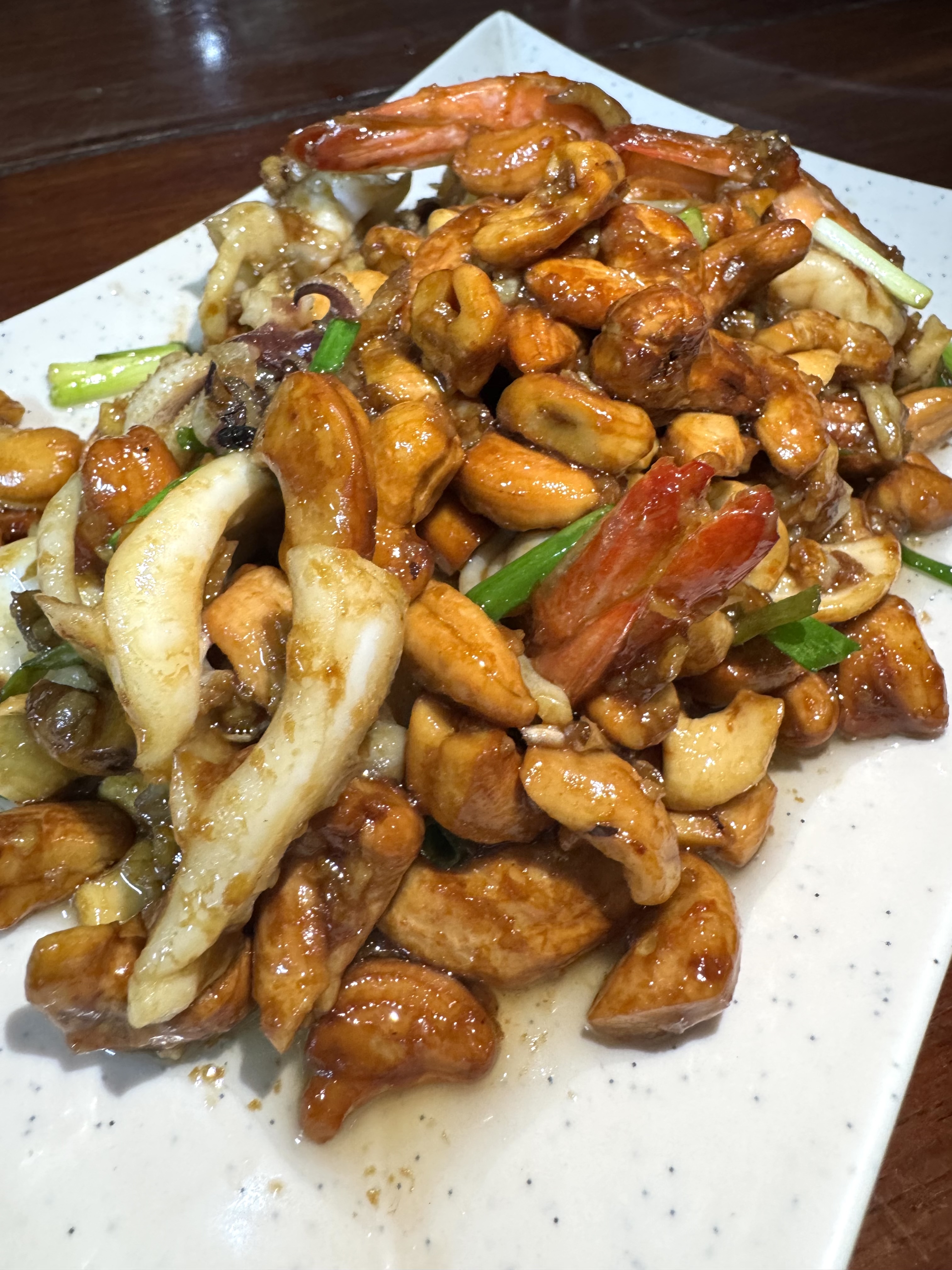 食感の芸術!ぷりぷり海鮮とカリっとカシューナッツの絶妙ハーモニー