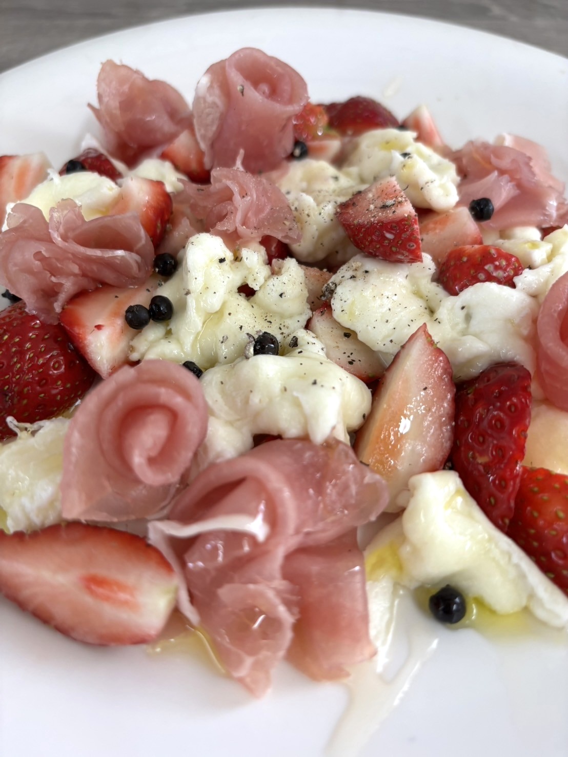 甘いだけじゃ終わらない。苺と塩漬け生胡椒の危険なカプレーゼ