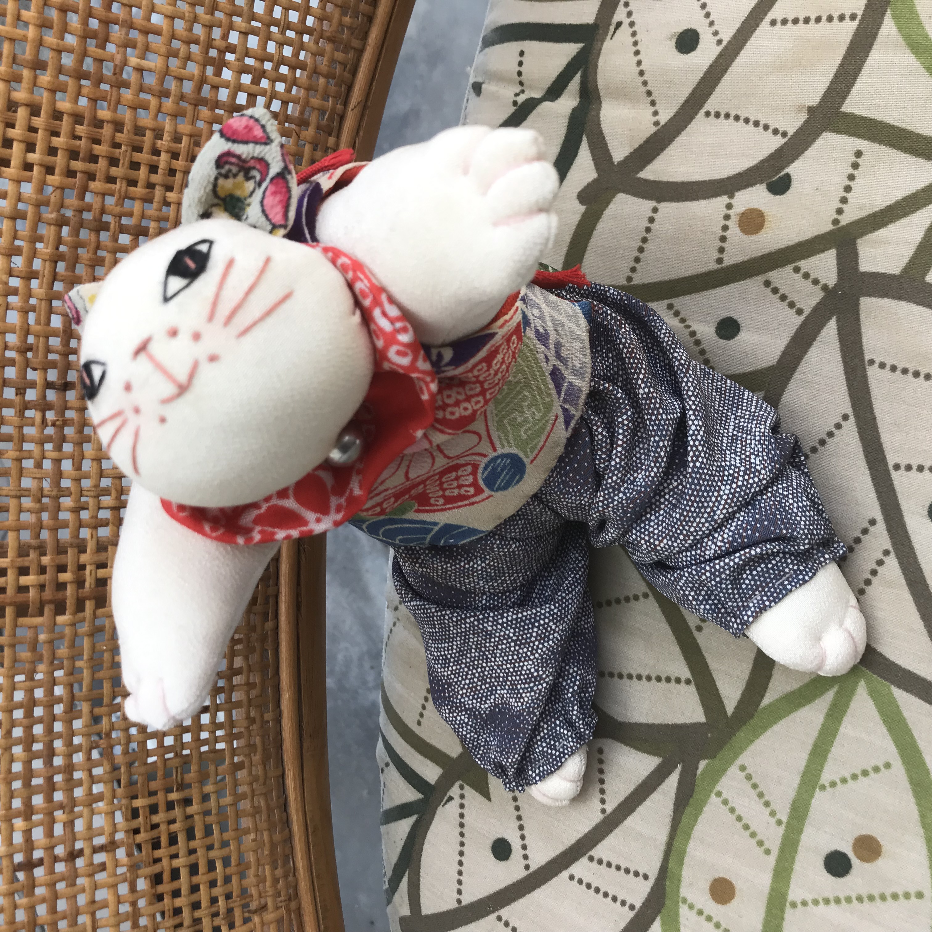 着物生地などの古布を着たカントリードール