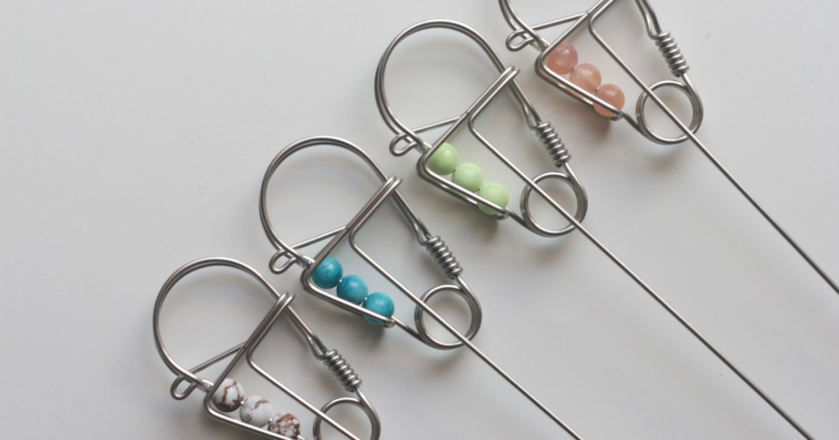 石を組み込んで、カラビナを仕上げています。