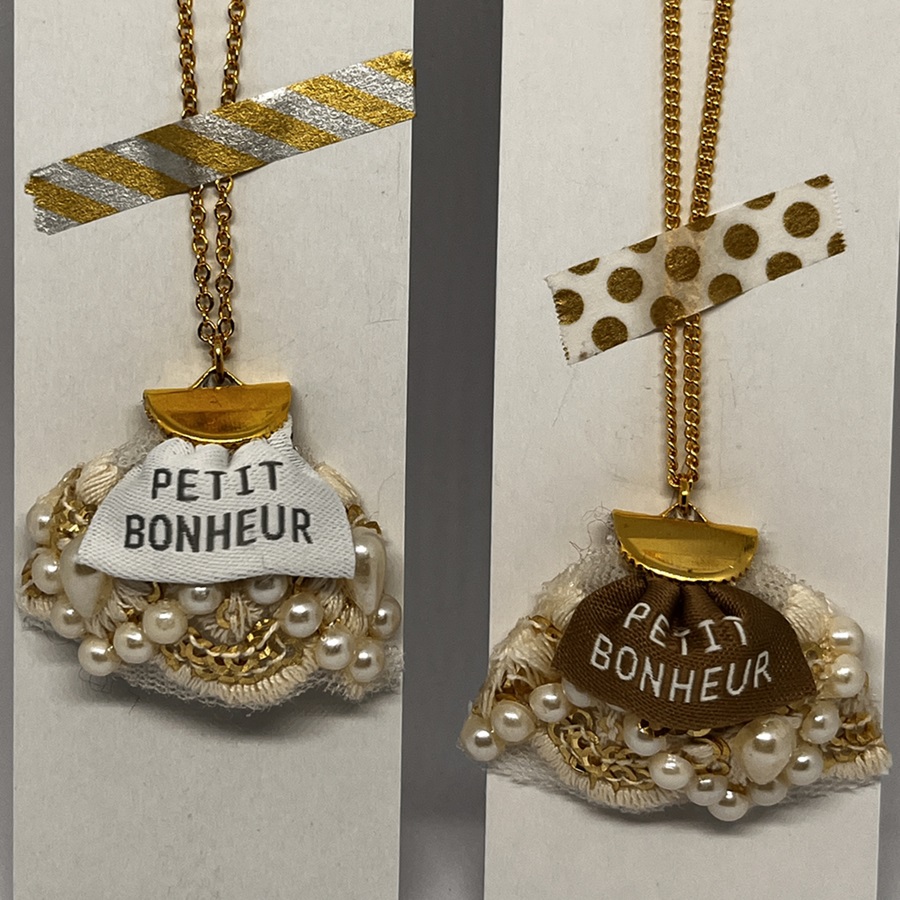 首元のアイテム