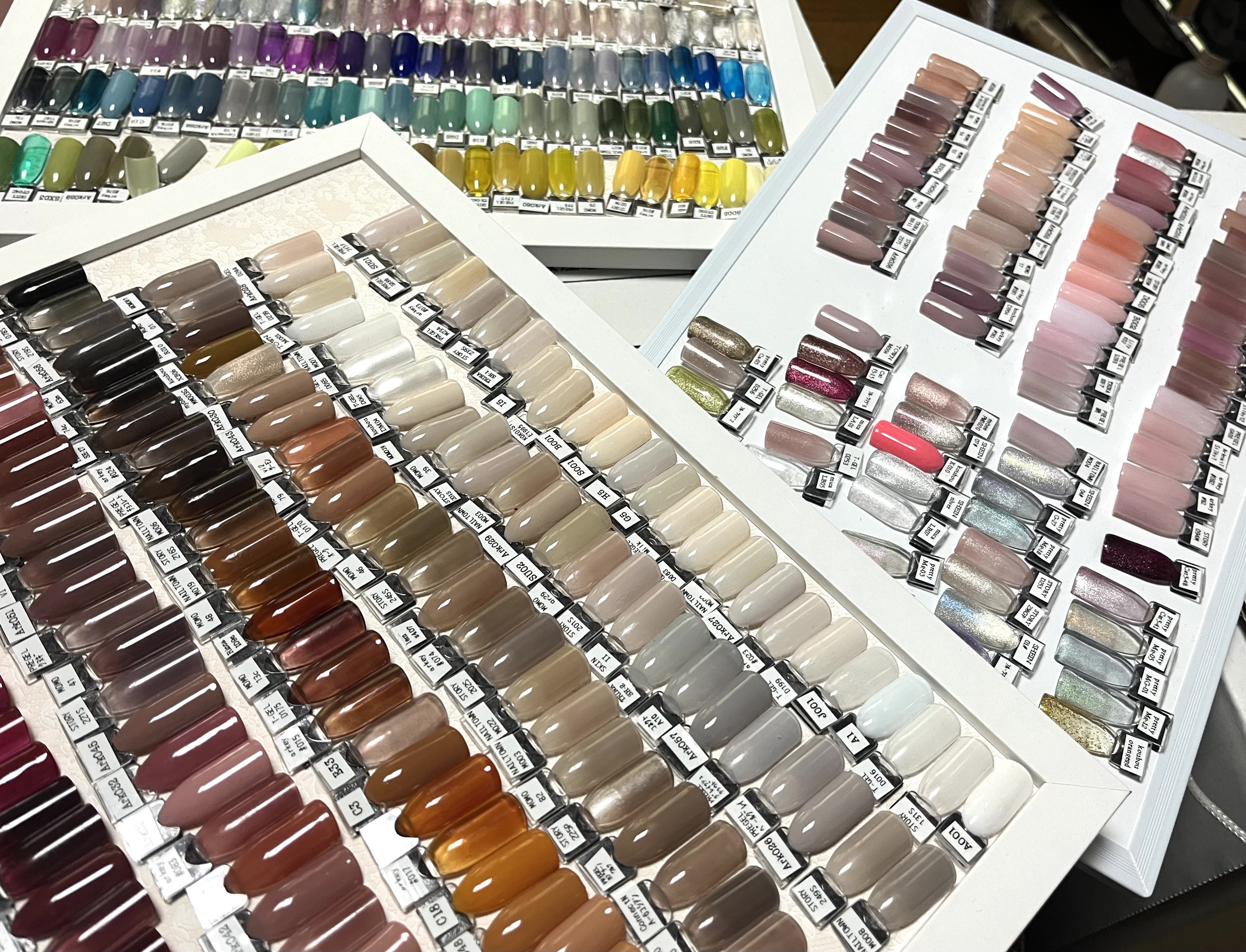 あなたのお好きな色 -取り扱いカラージェルについて-