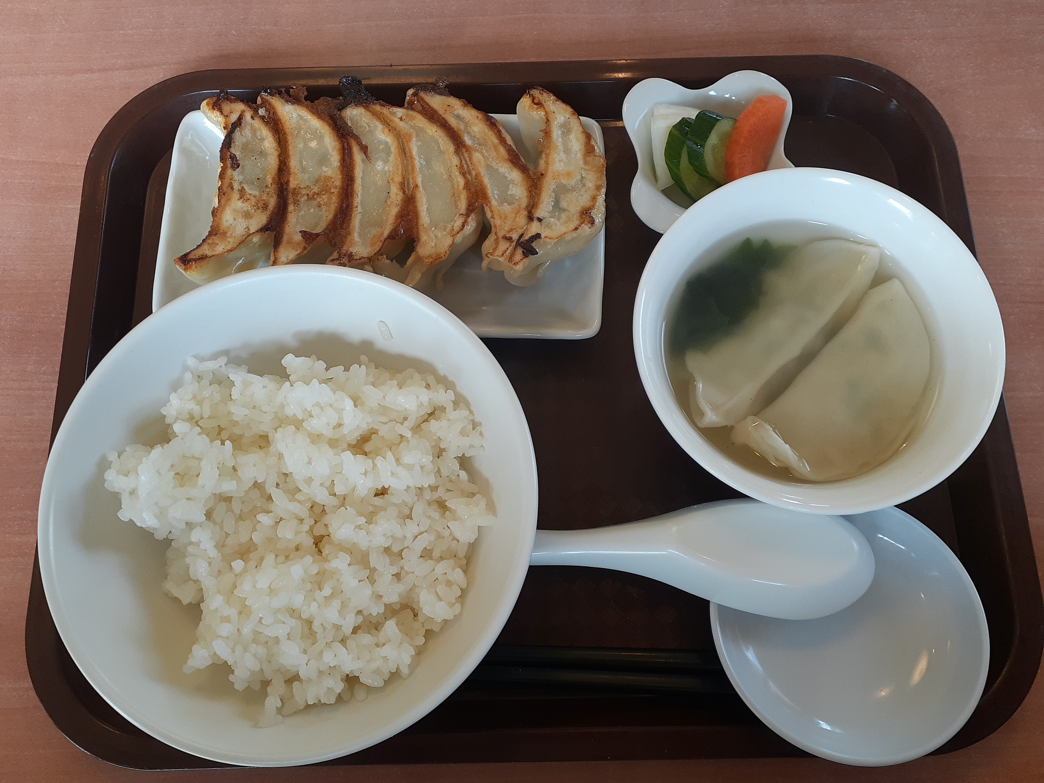 定番の「餃子定食」＆4月定休日