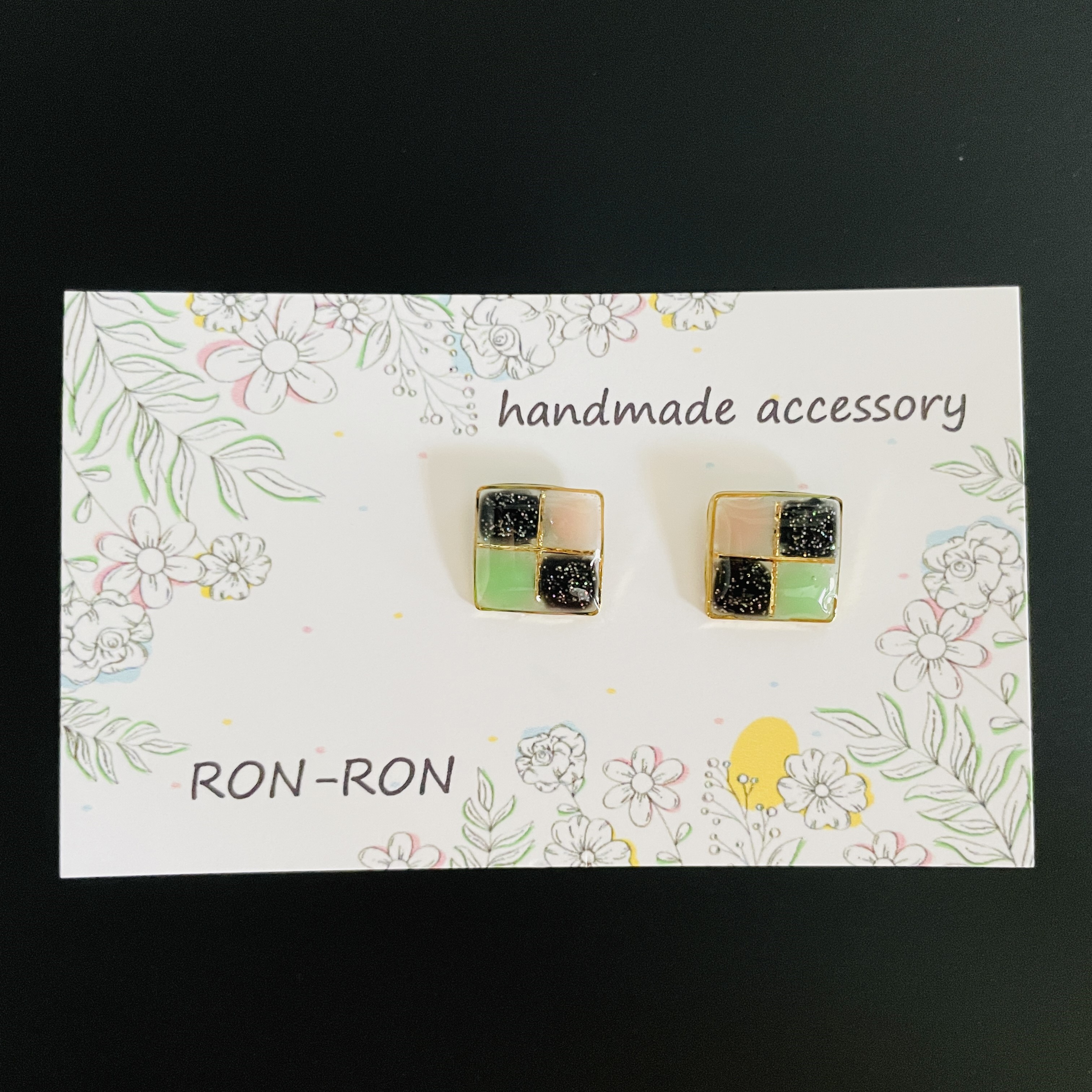 【ミニマムシリーズ新作】グリッターブラックに、ミルキカラーが映えるレジンピアス!!!