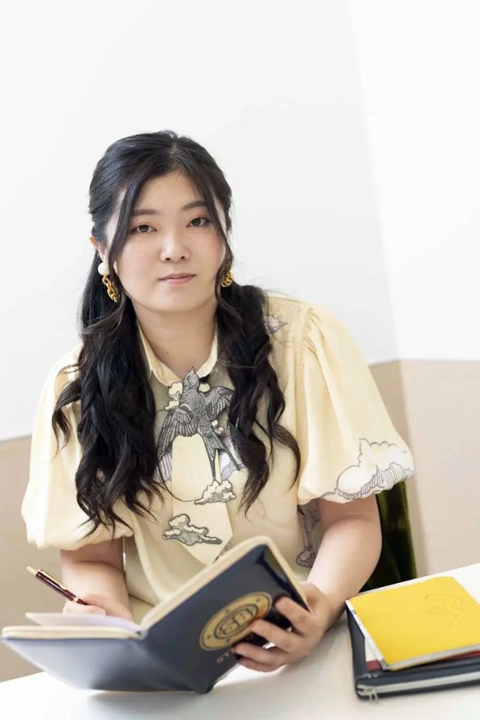 『虎に翼』脚本家・吉田恵里香さん　女性自身でのインタビューにて燕のブラウスを着用頂きました