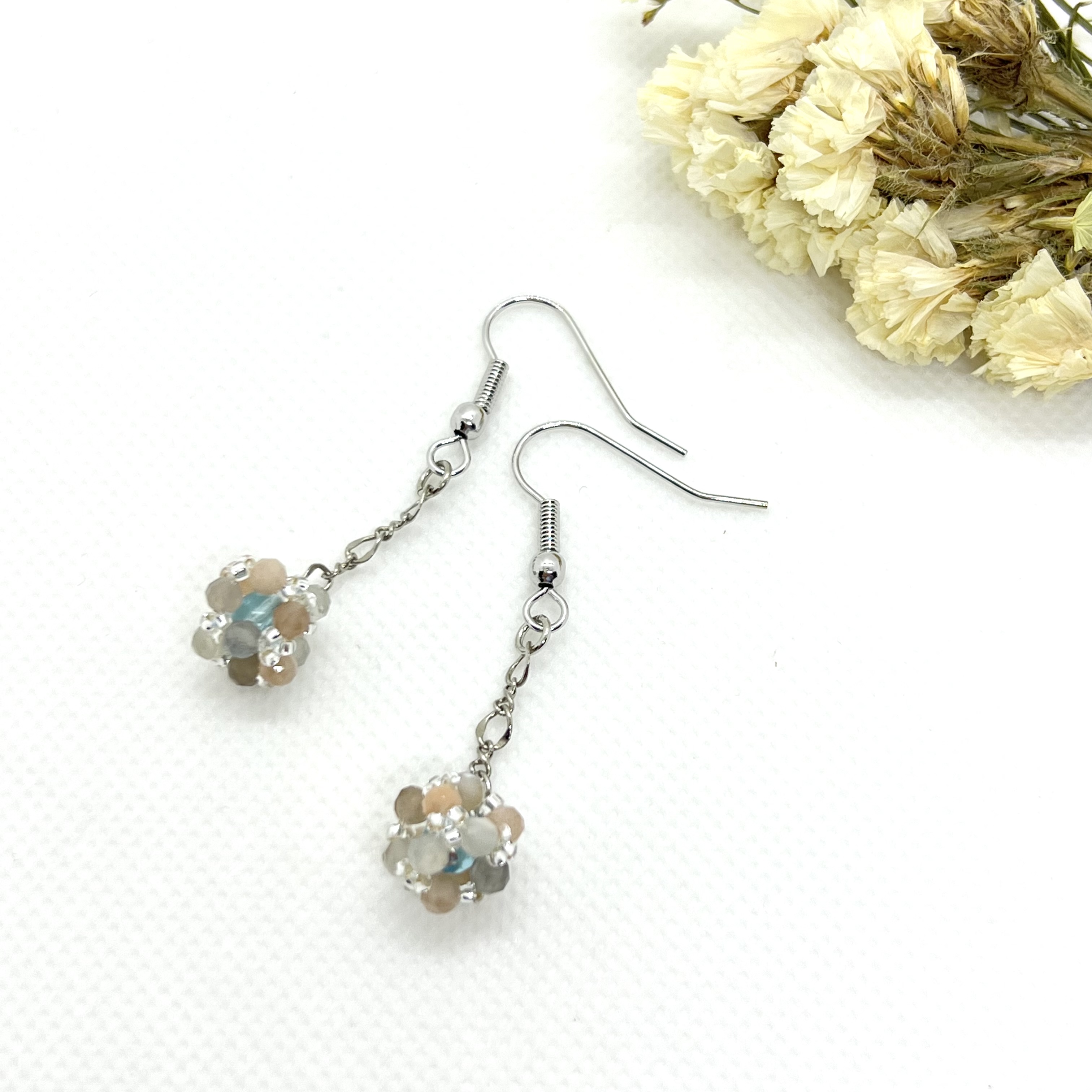 ラウンドカットのボールピアス 6月の誕生石 ムーンストーン