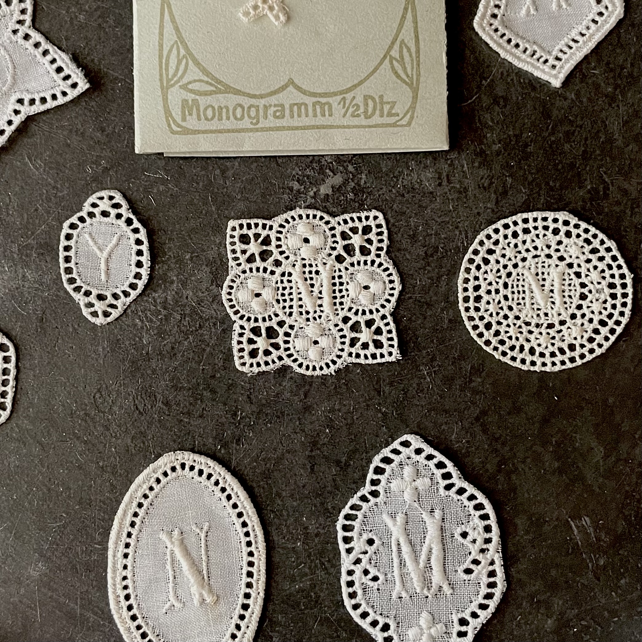 レース刺繍のアクセサリー