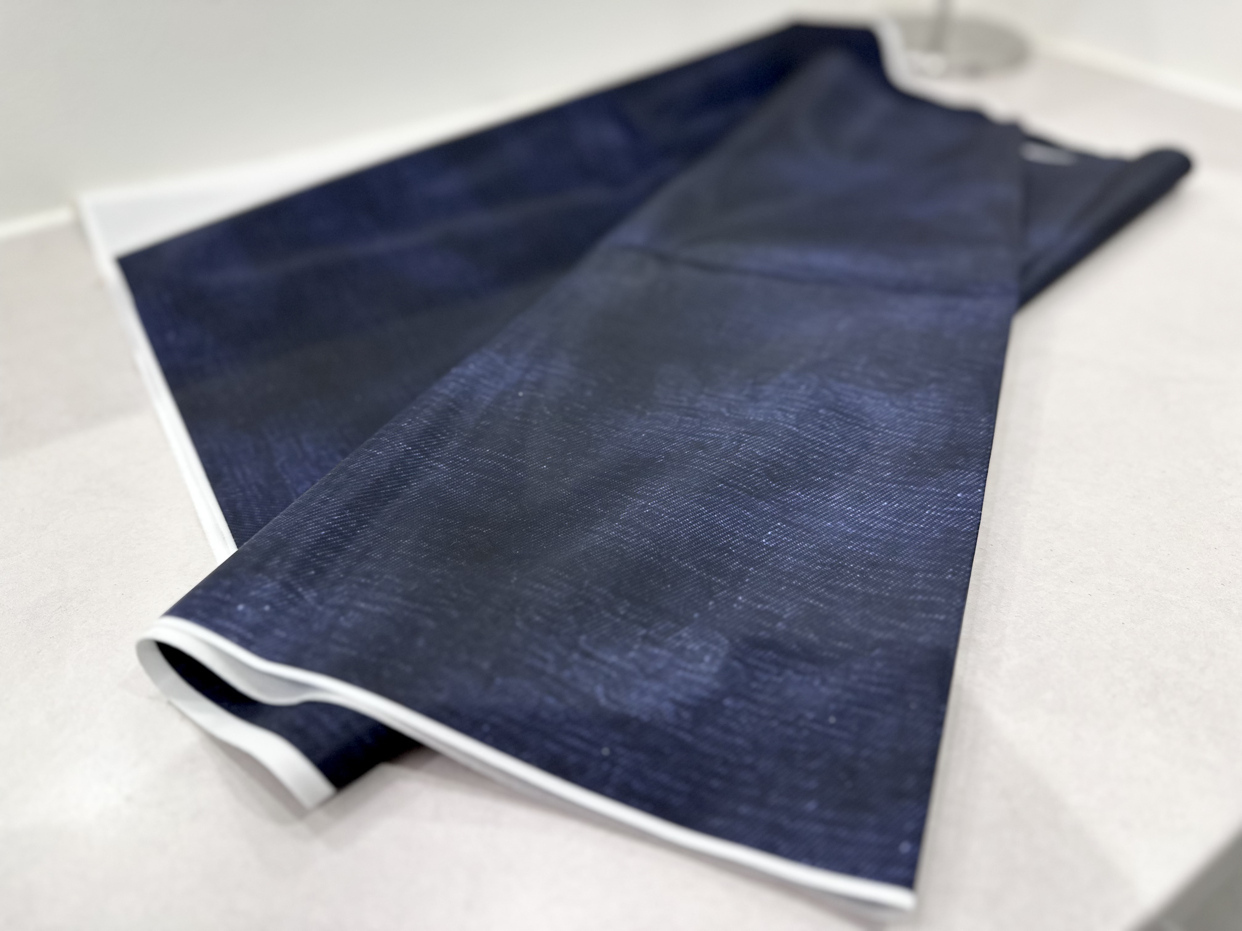 “見た目はデニム、でもデニムではない”