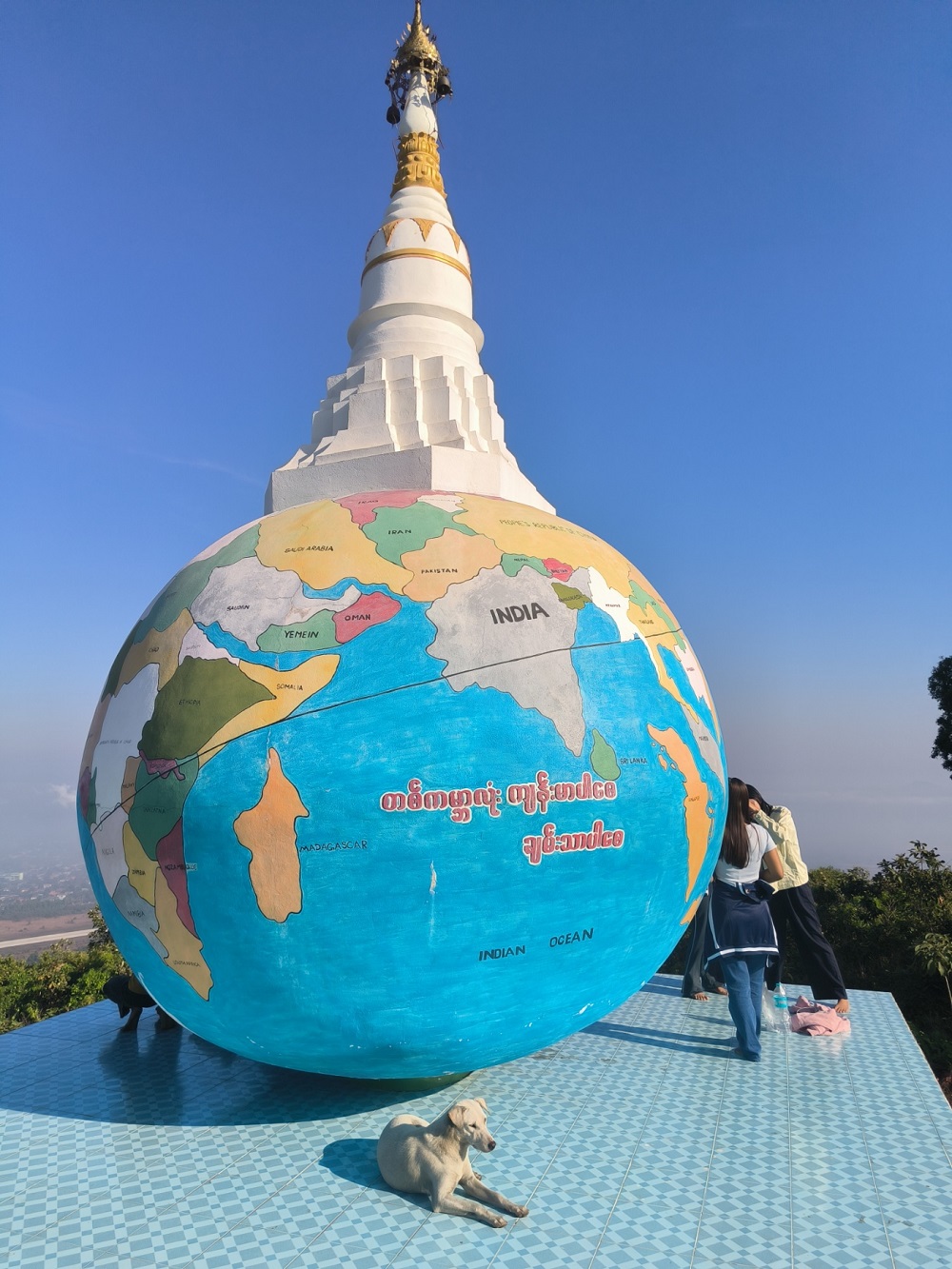 仏教寺院とタウンワイパゴダ：山へ遊び