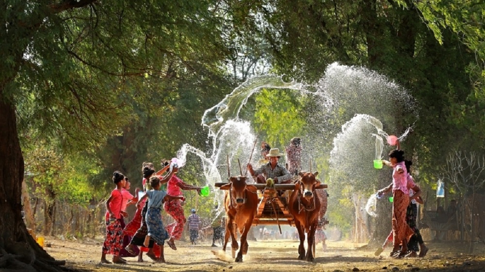ミャンマーの正月水祭り：新年を祝う素晴らしい伝統