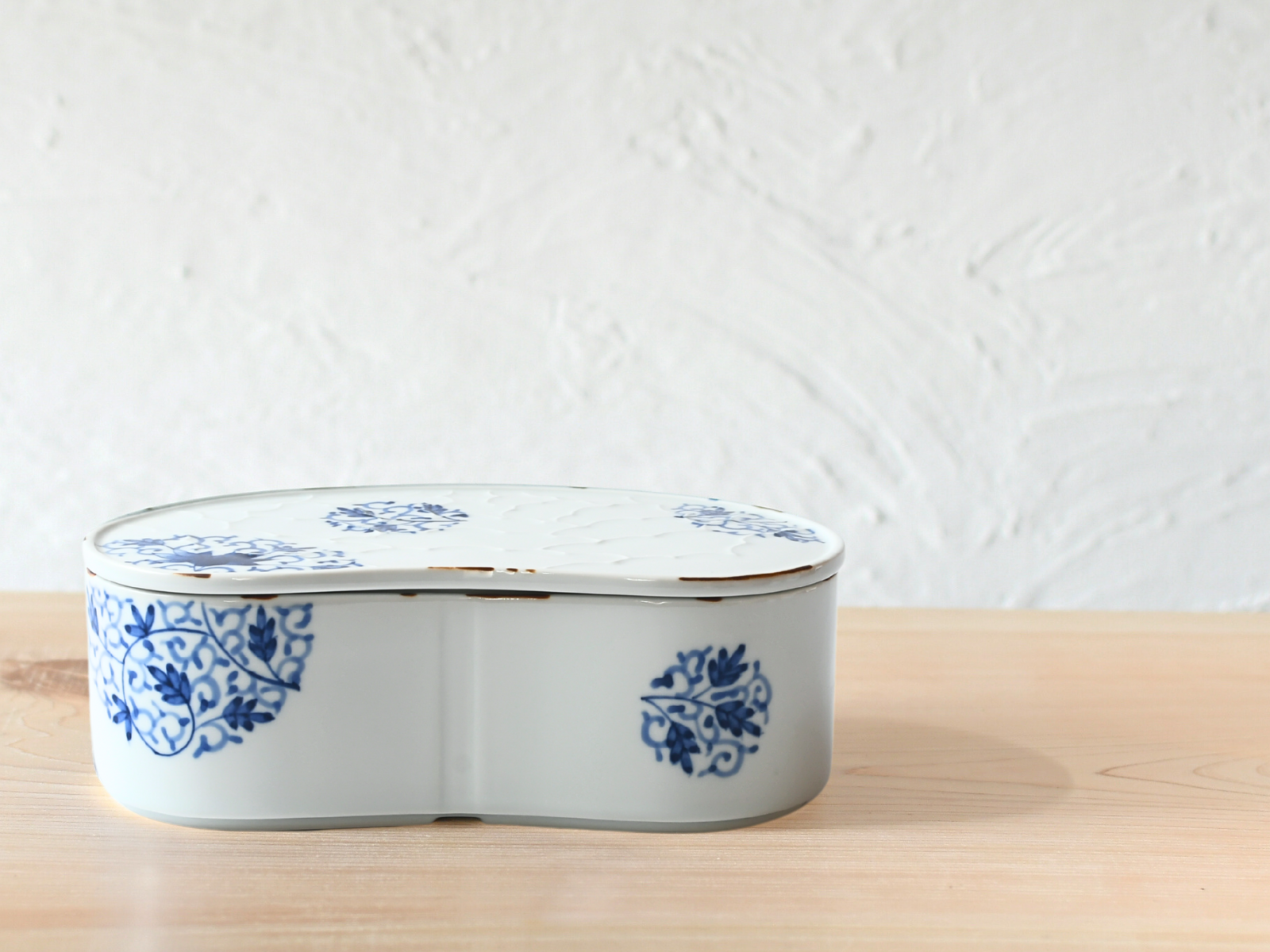 【新商品】◇ARITAYAKI-STORE特注品◇　有田焼　福泉窯　染付華唐草　繭型蓋物　【大】